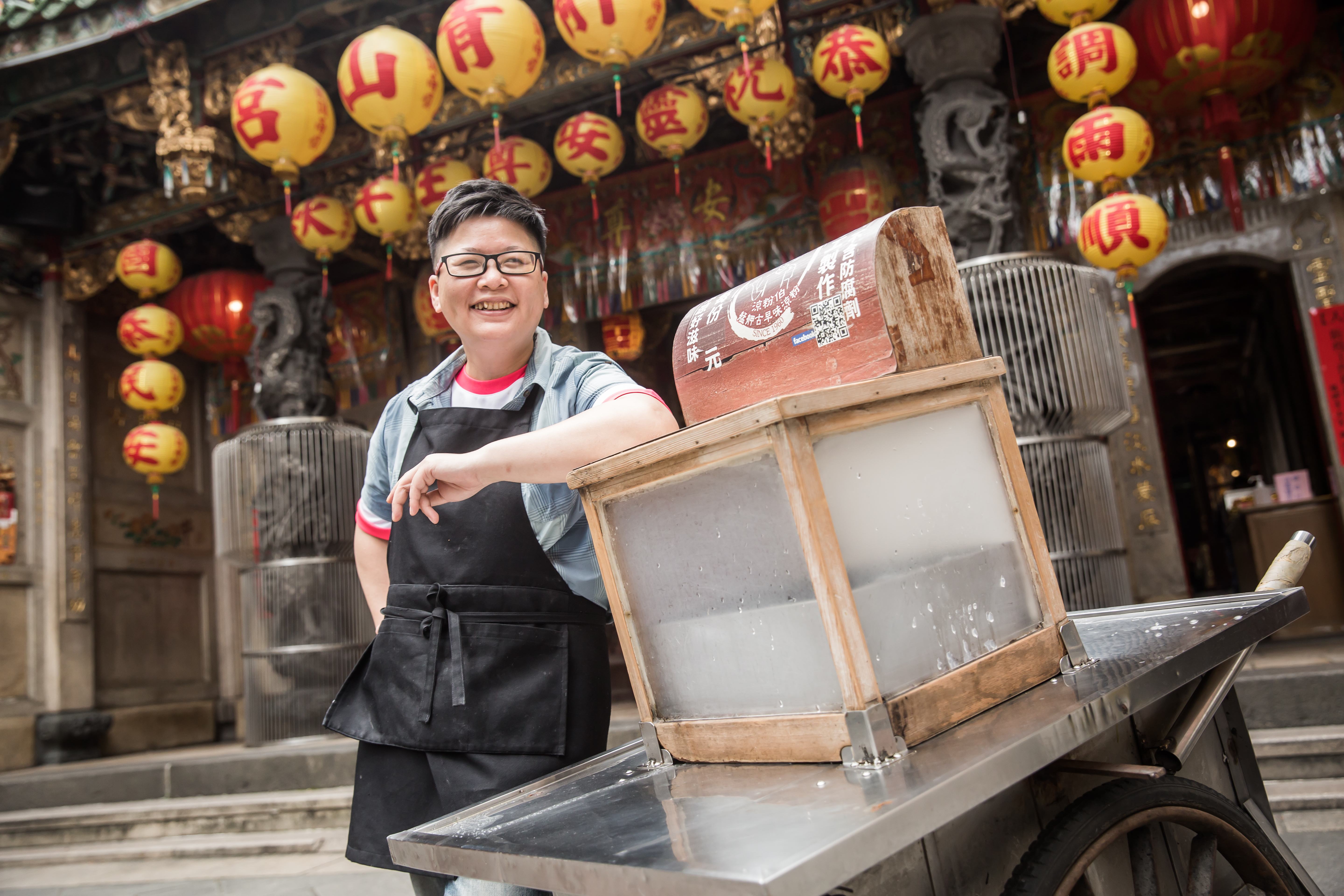 辜凱鈴原本在生技公司上班，10年前接手父親的涼粉生意，最初在萬華青山宮附近的貴陽街口擺攤。