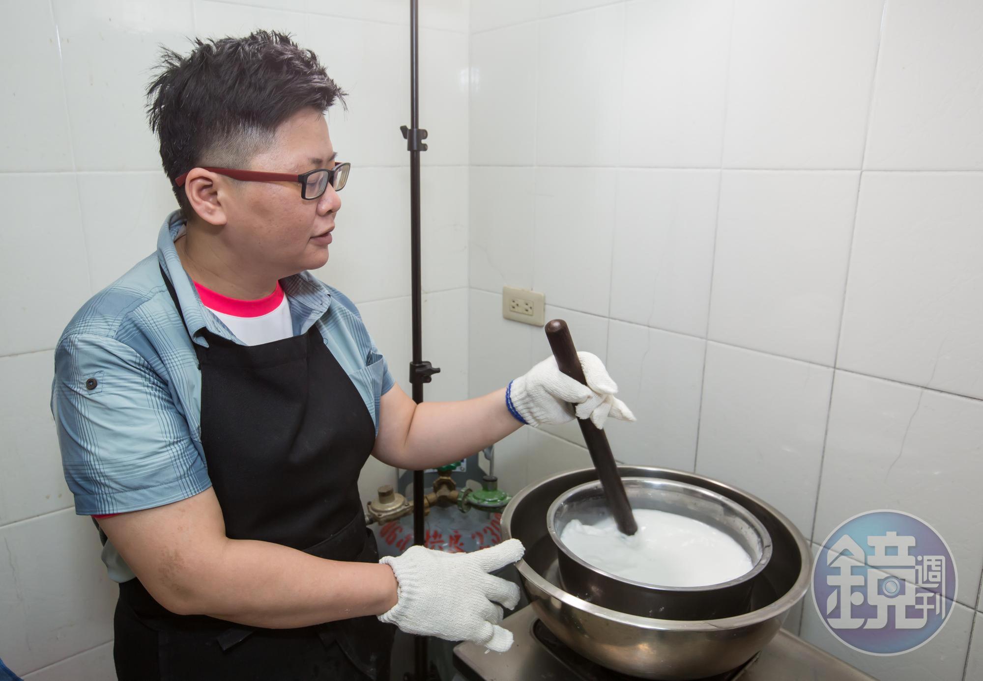 辜凱鈴為避免澱粉老化，堅持一次一小鍋分數次處理，確保涼粉新鮮度與彈性。