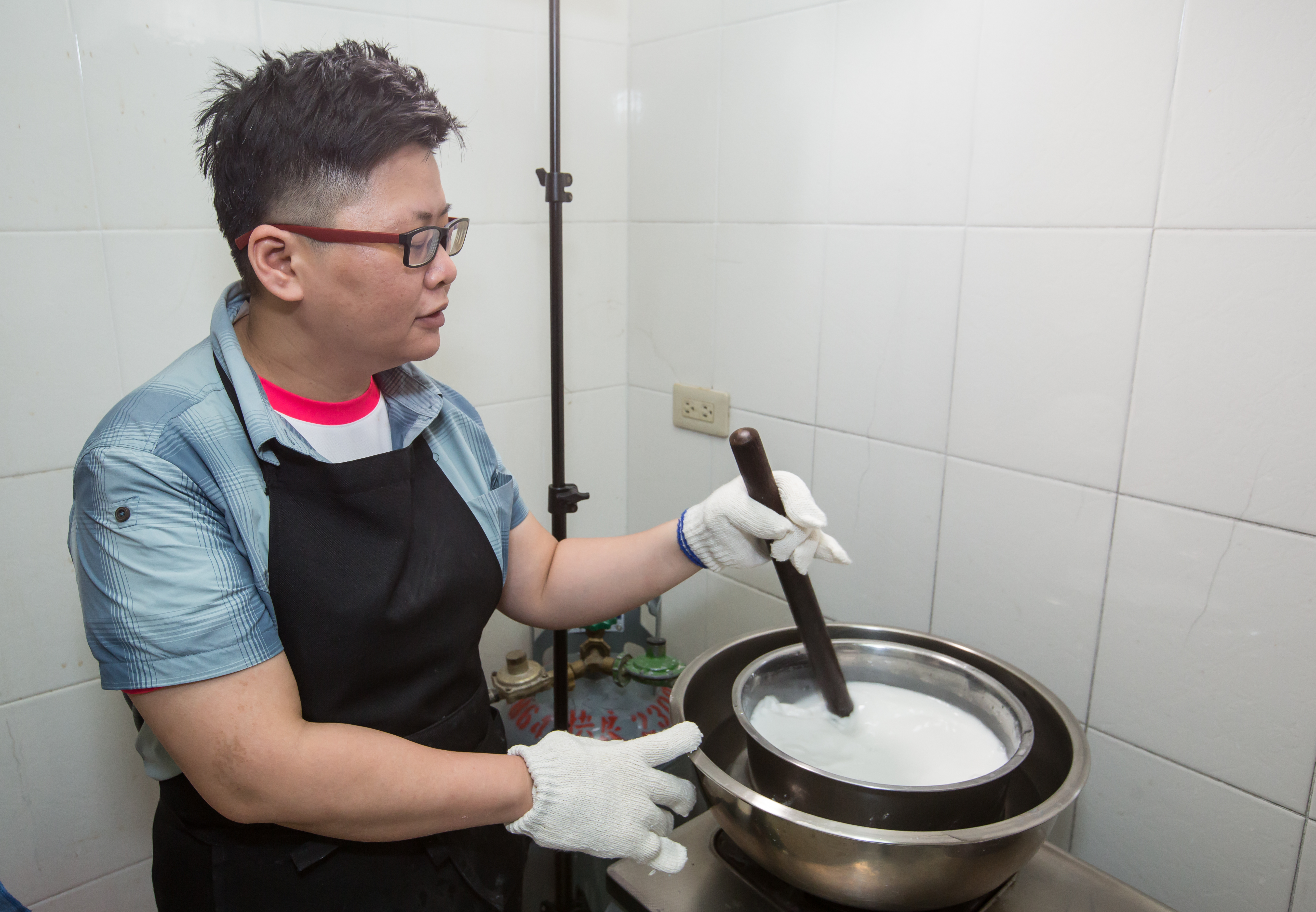辜凱鈴為避免澱粉老化，堅持一次一小鍋分數次處理，確保涼粉新鮮度與彈性。