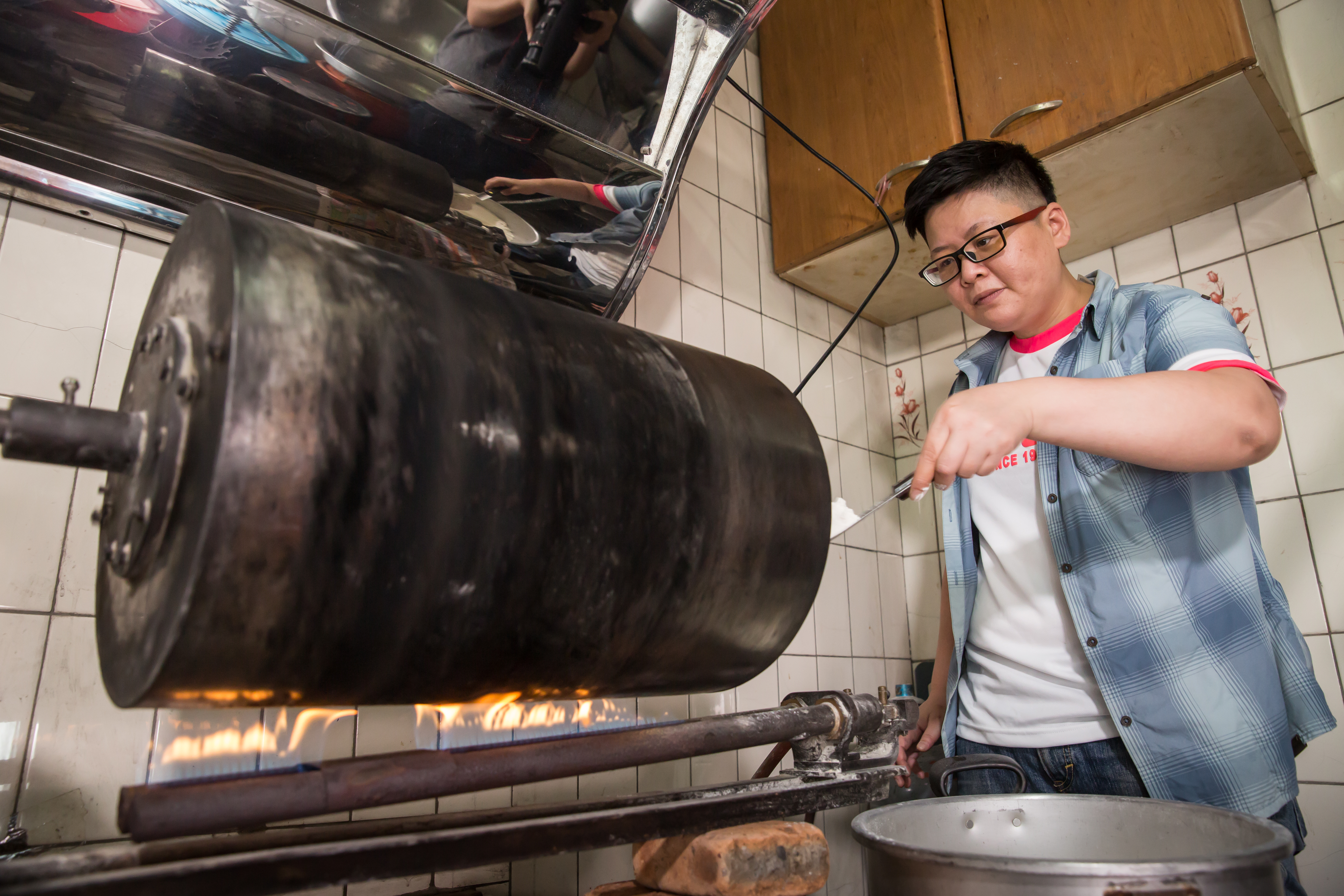 搭配涼粉食用的麵茶粉，都是辜凱鈴用爺爺特製的設備烘烤，過程中需不斷敲打，避免沾鍋燒焦。