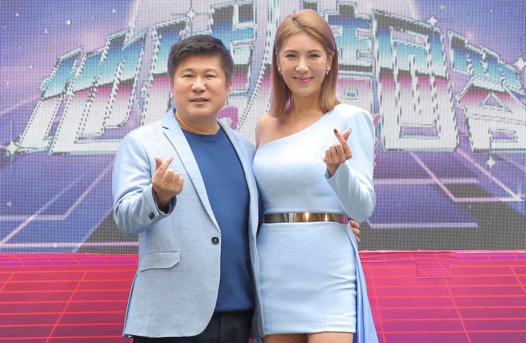 胡瓜與女兒小禎首度合作主持。(中天提供)