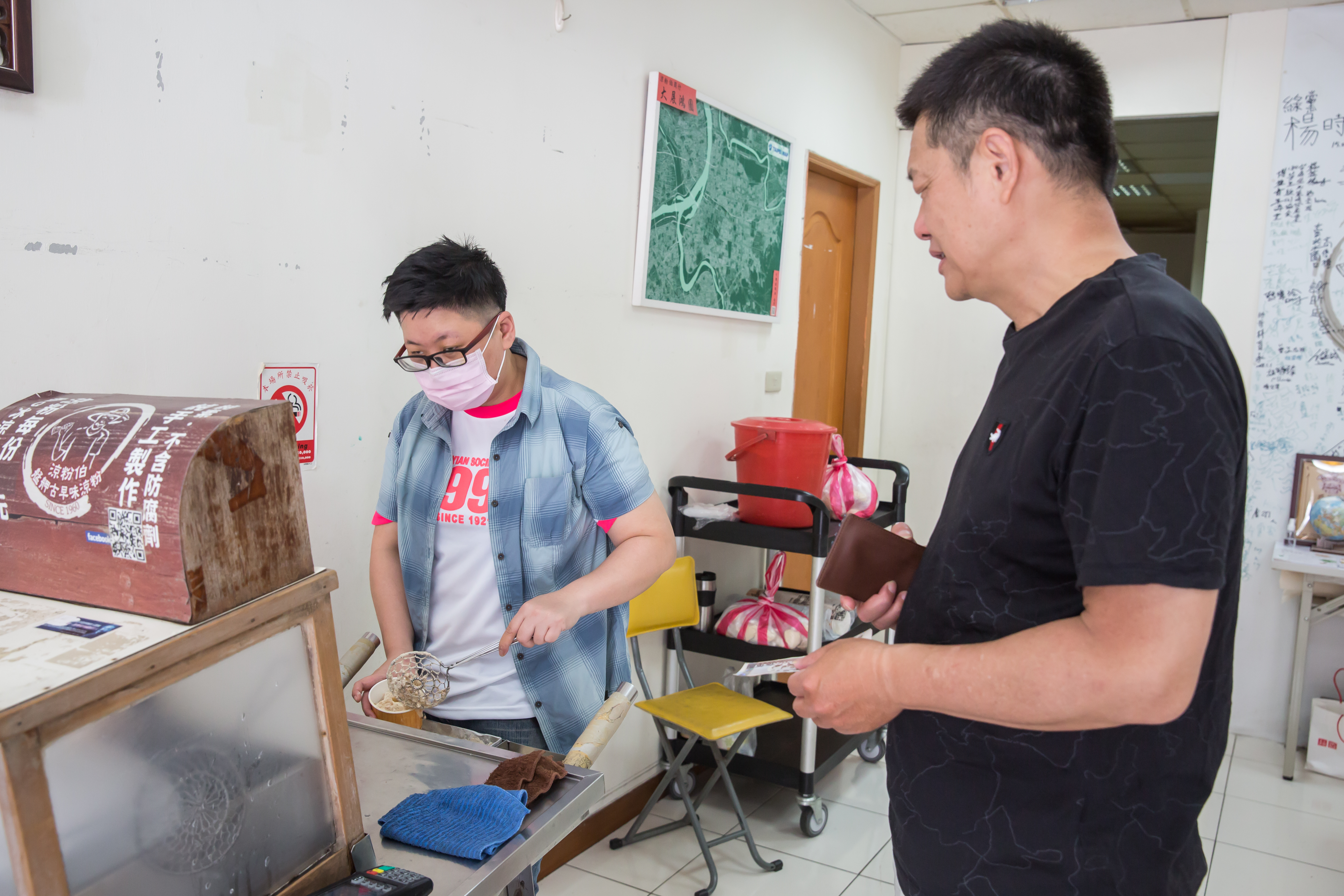 涼粉伯的攤車擺在店裡，攤車上有個檜木櫃子，裡頭放了冰塊用以存放、冰鎮涼粉，為了衛生，辜凱鈴不會讓客人太過接近。