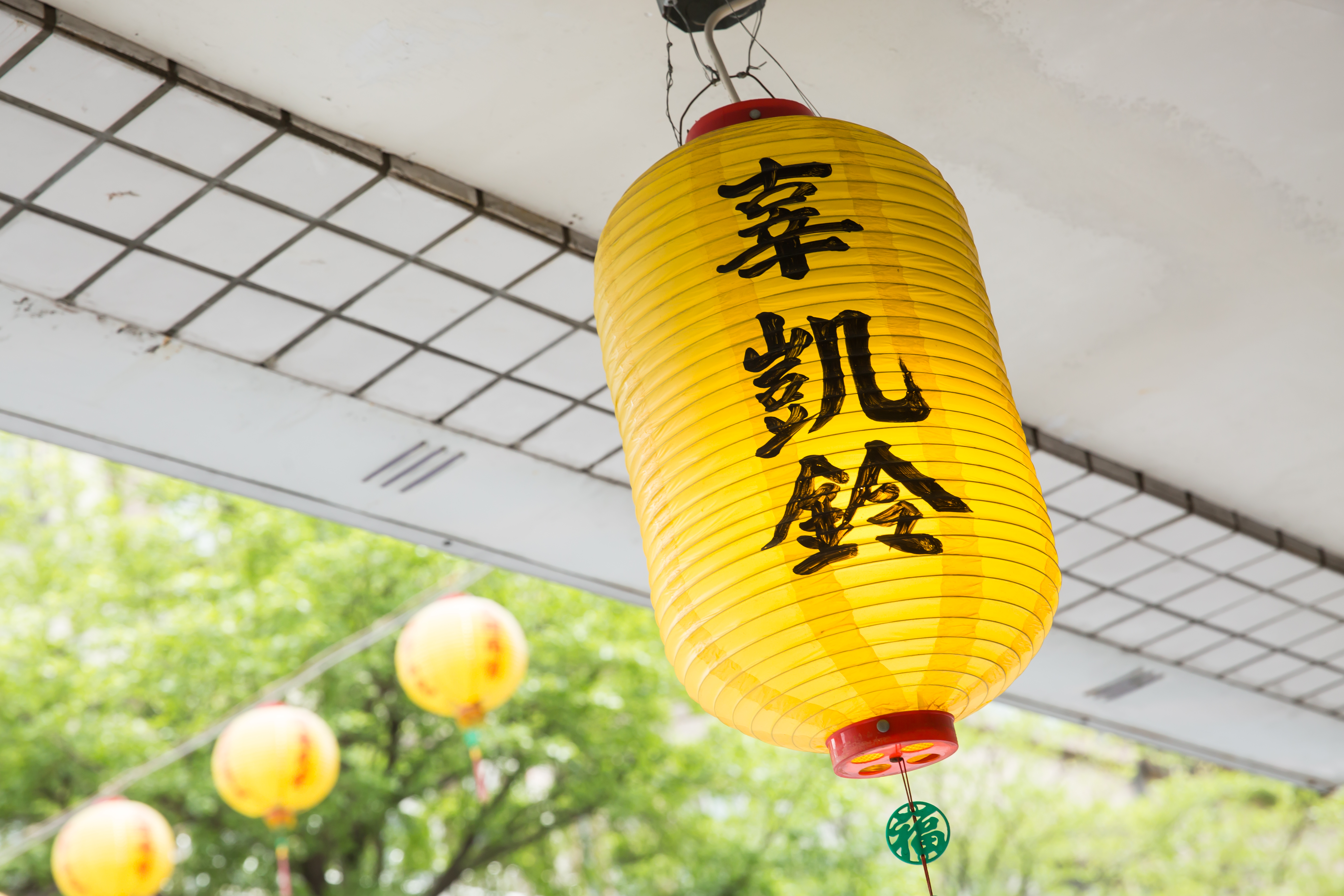 辜凱鈴長期投入社區營造工作,關心萬華在地文化活動,店門口還吊著青山祭活動懸吊的燈籠。