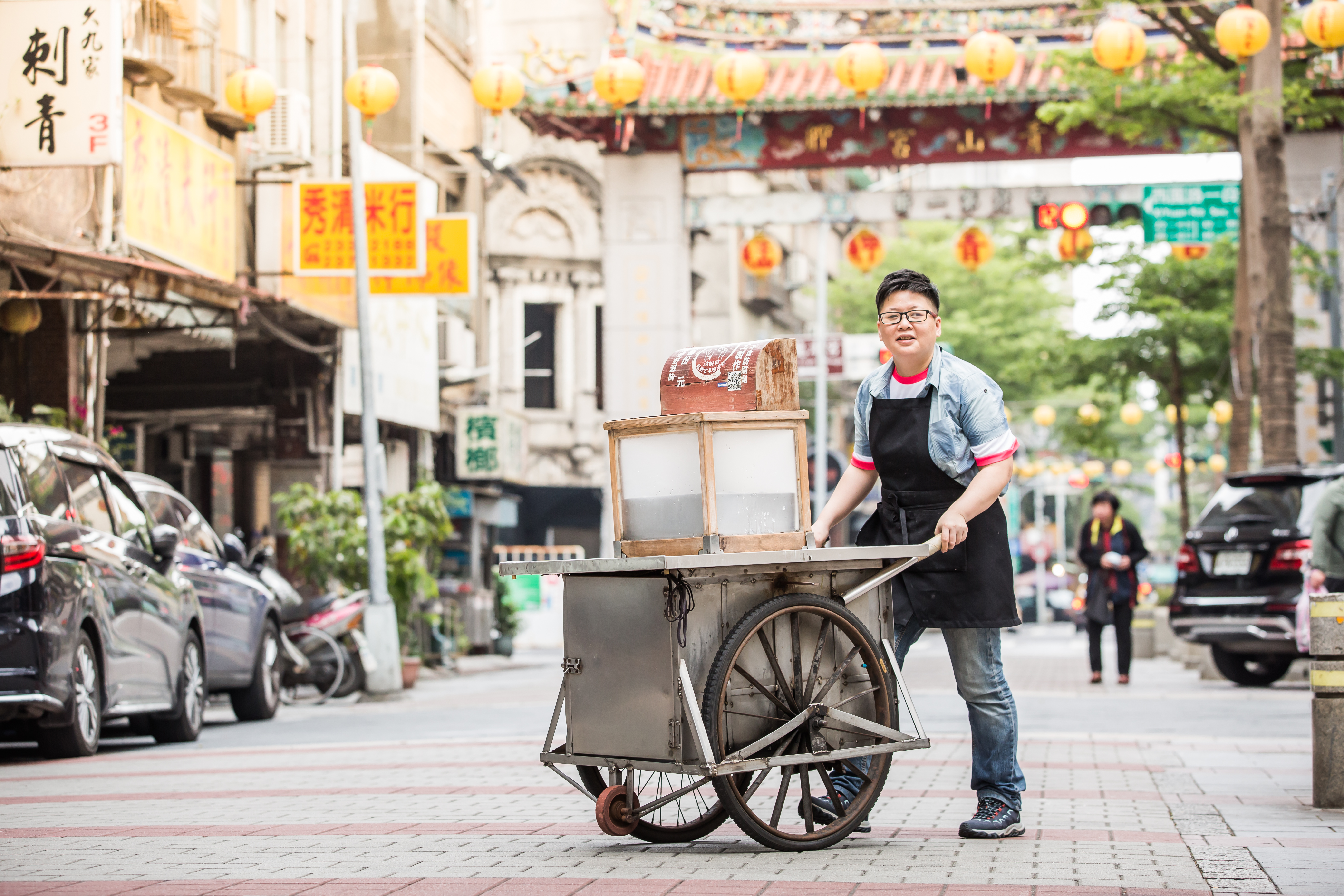辜凱鈴原本是上班族，十年前接手父親賣了半世紀的的涼粉生意，有許多從年輕吃到老的客人會上門光顧。