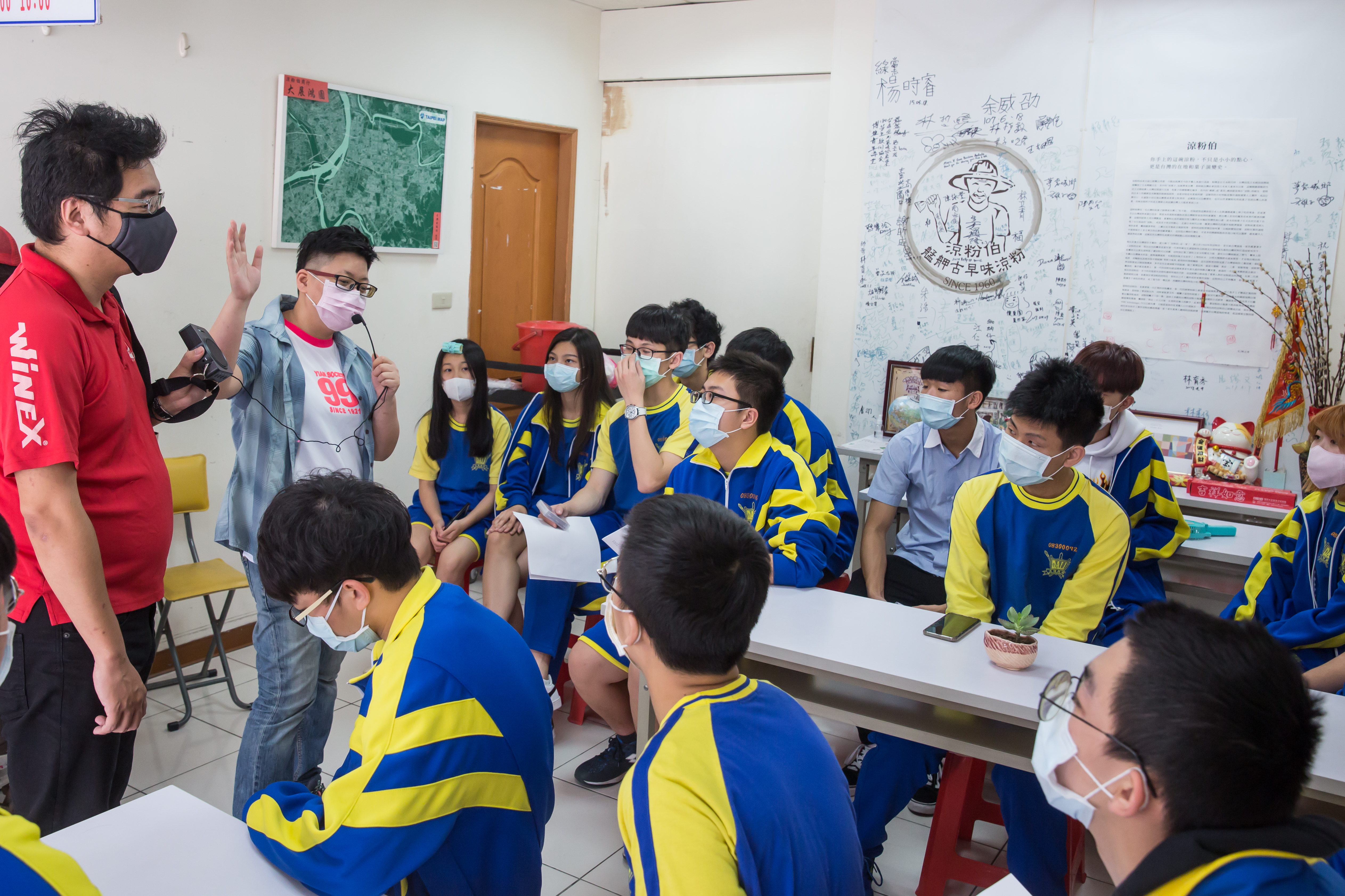 全台灣僅剩辜凱鈴（左二）堅持手工製作涼粉，常常有老師帶著學生或當地導覽帶團參觀。