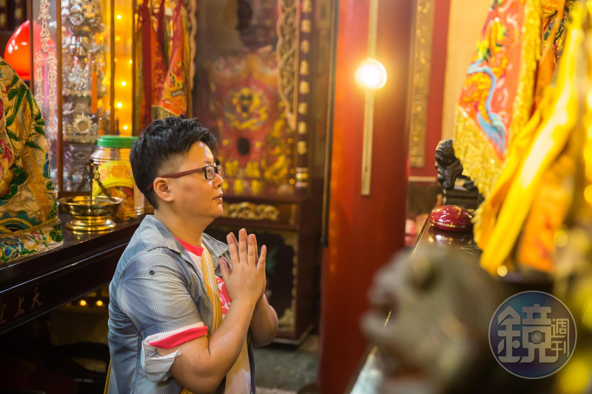 辜凱鈴參與許多萬華的宮廟文化活動，最常去的是供奉媽祖的啟天宮，壓力大時還會去找她口中的「默娘」談心。