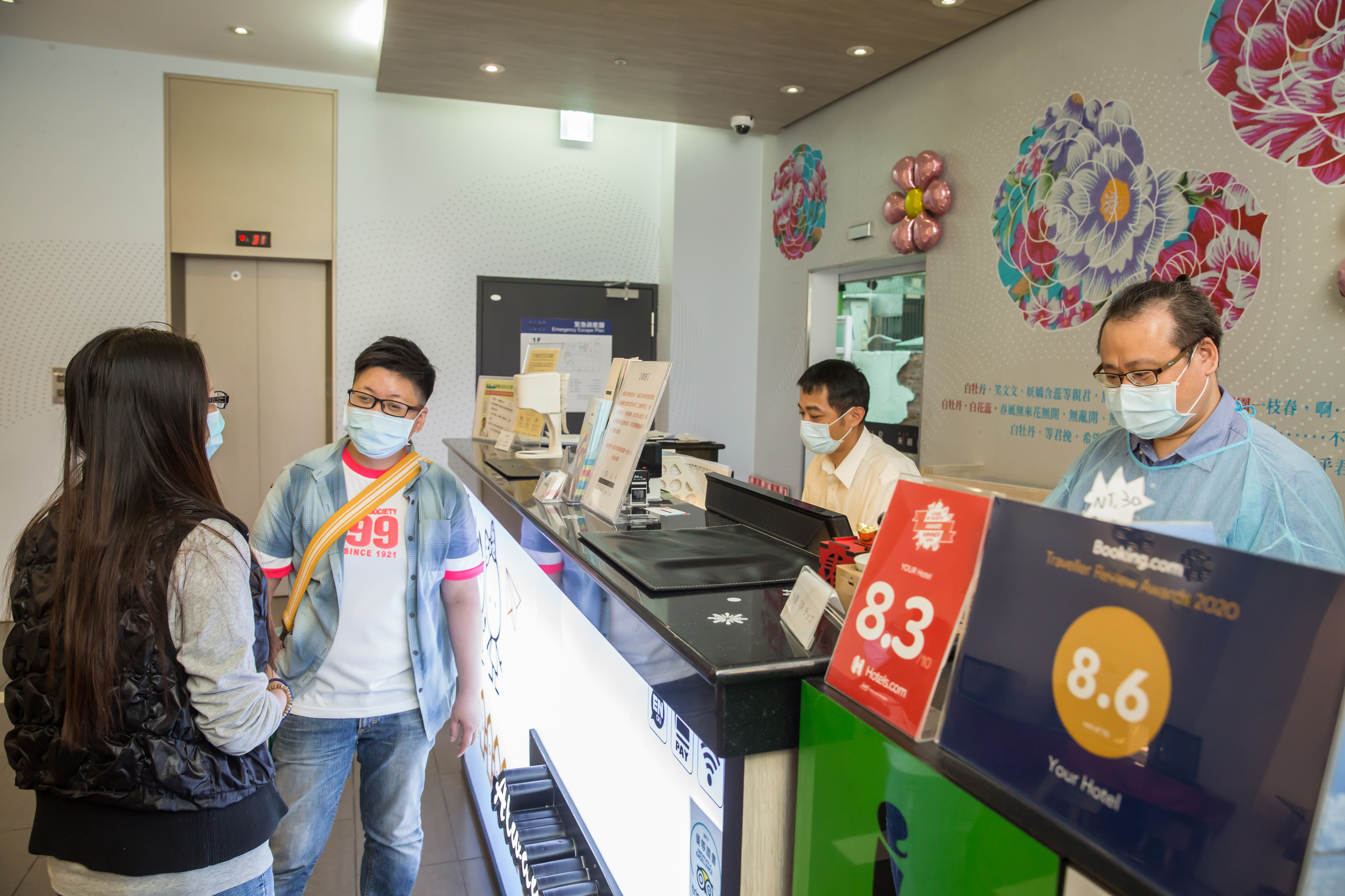 辜凱鈴（左二）與防疫旅館禾順商旅總經理徐舒涵(左一)因同樣關心在地人事物結為好友，常會推薦店家讓徐舒涵幫居家檢疫者訂餐。
