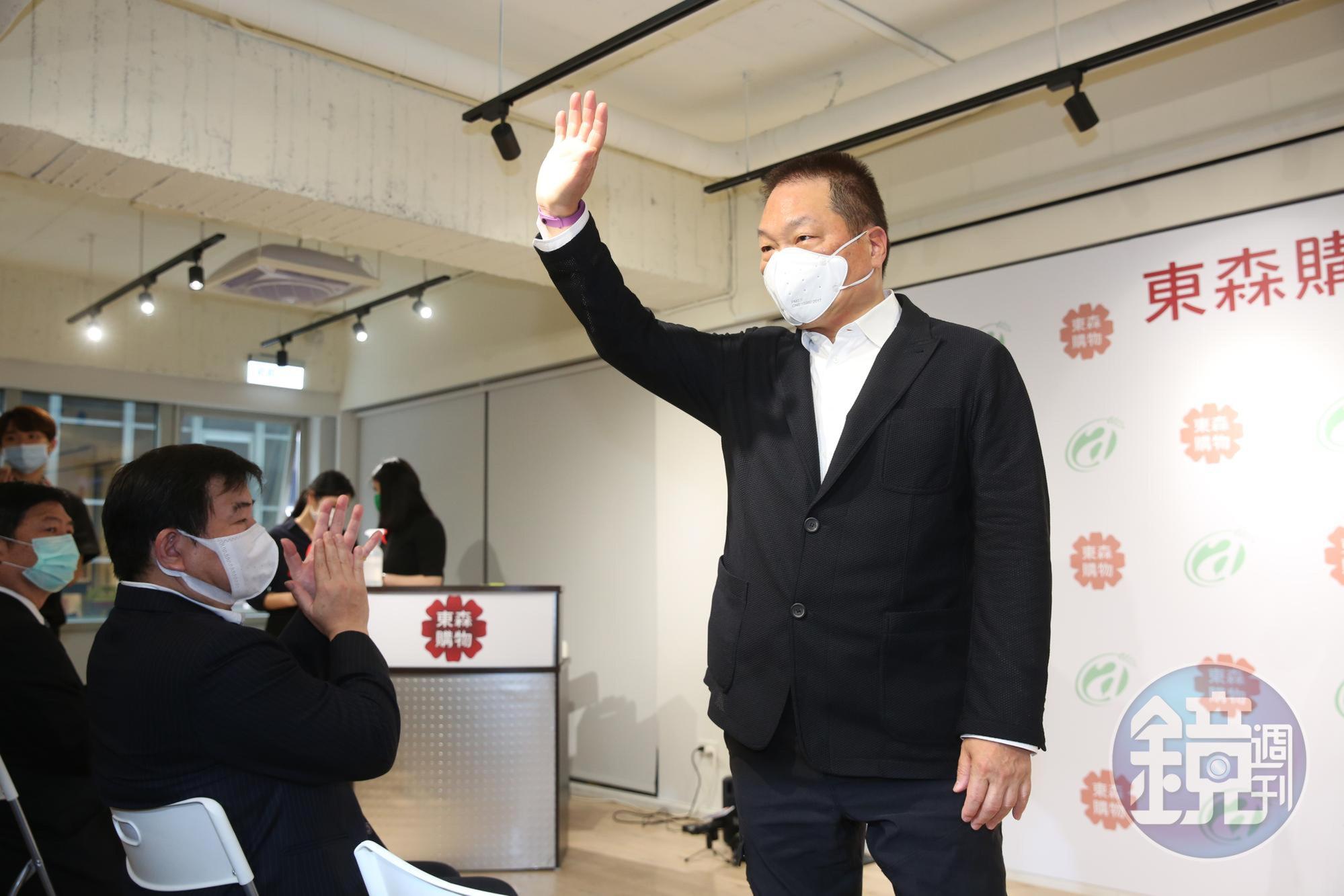 東森集團總裁王令麟就宣布，將大舉徵才500人，還要祭出百萬年薪，網羅有飯店、百貨樓面、大型餐飲管理經驗的人才加入。