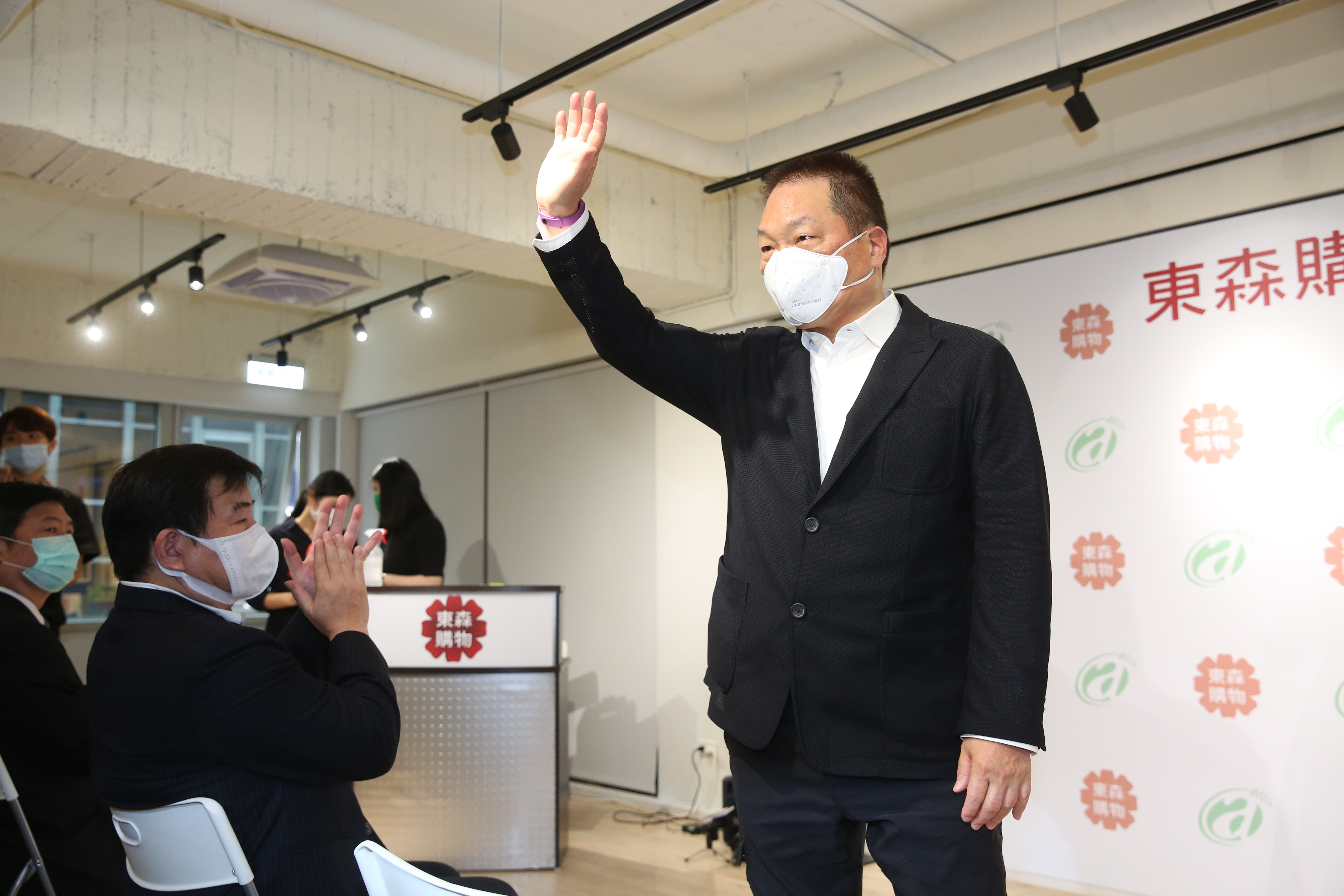 東森集團總裁王令麟就宣布，將大舉徵才500人，還要祭出百萬年薪，網羅有飯店、百貨樓面、大型餐飲管理經驗的人才加入。