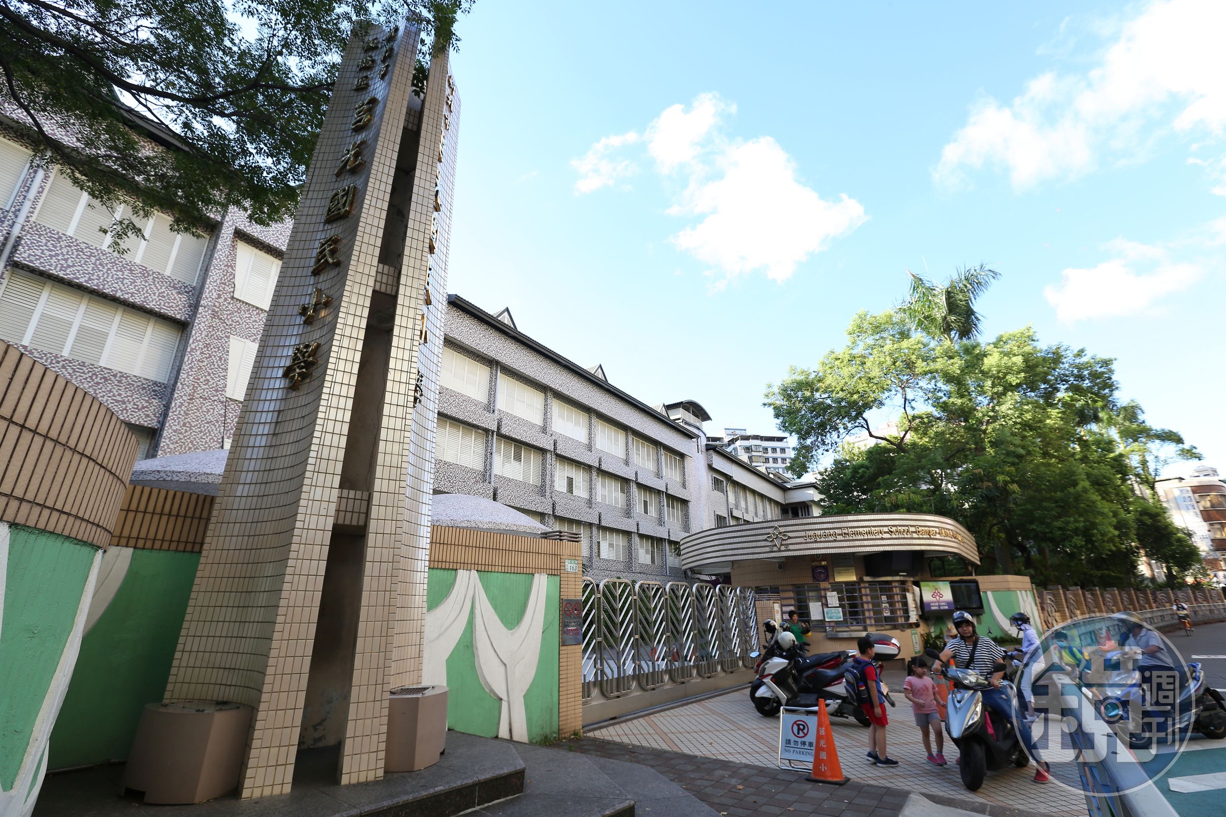 民眾黨立委邱臣遠提出修法，畫設「紅虛線」可臨停30秒方便家長接送小孩。圖為家長接送學童畫面。（本刊資料照）