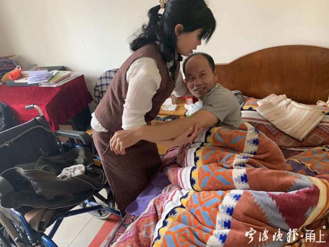 中國一名女子堅持帶癱瘓的丈夫改嫁，並決定要一輩子照顧他。（翻攝寧波晚報）