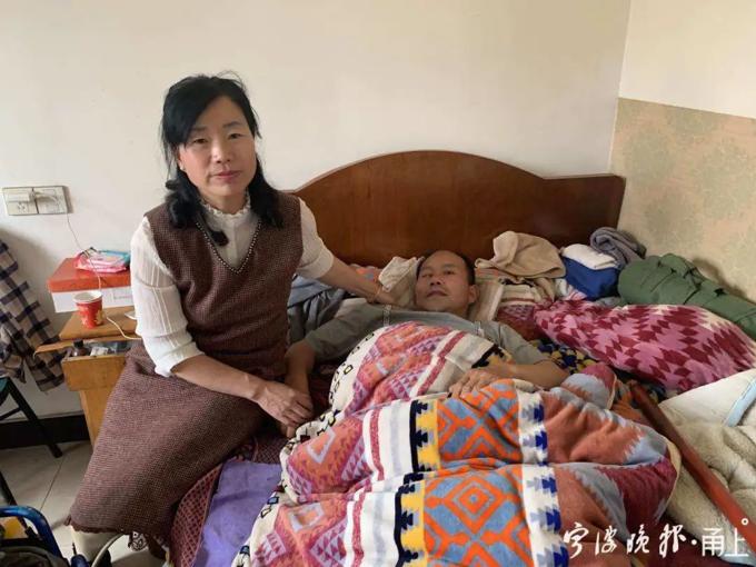 羅建瓊帶著癱瘓的包平改嫁,現任丈夫更視包平為大哥。(翻攝寧波晚報)
