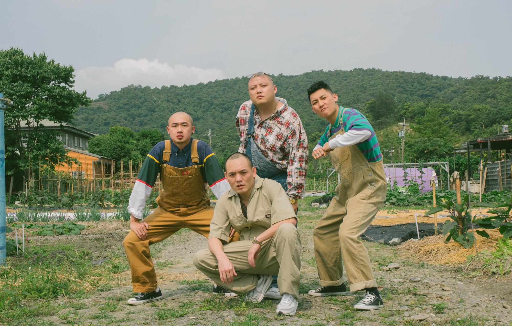 饒舌團體臭屁嬰仔再與玖壹壹春風合作新單曲〈弱山雞〉。(混血兒娛樂提供)