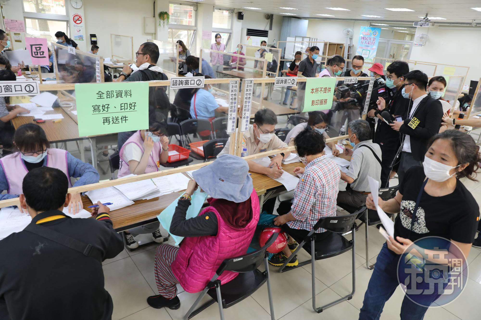 擴大紓困方案今日為申請第二日,公所仍是擠進不少民眾。圖為今日三重區公所現況。