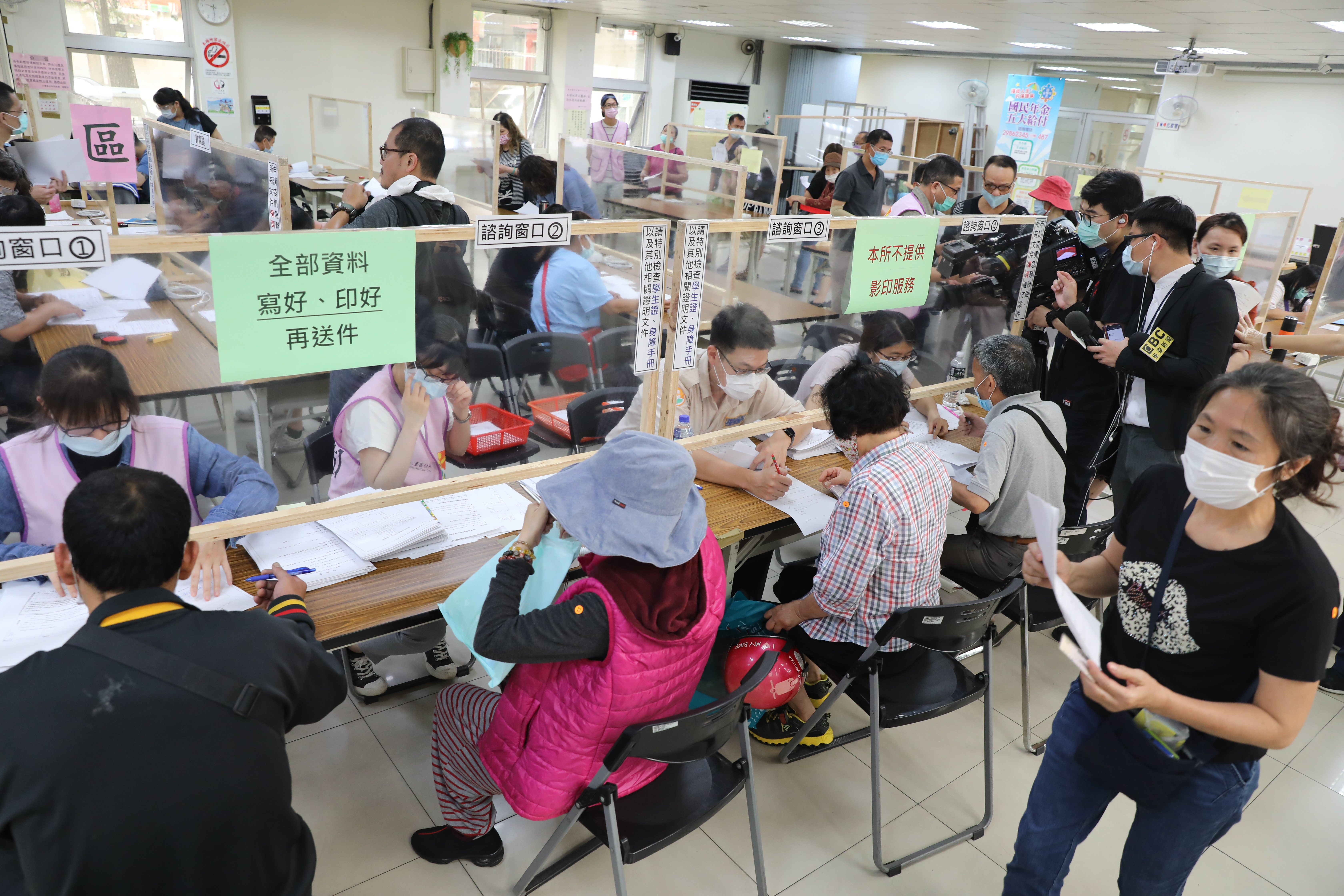擴大紓困方案今日為申請第二日，公所仍是擠進不少民眾。圖為今日三重區公所現況。