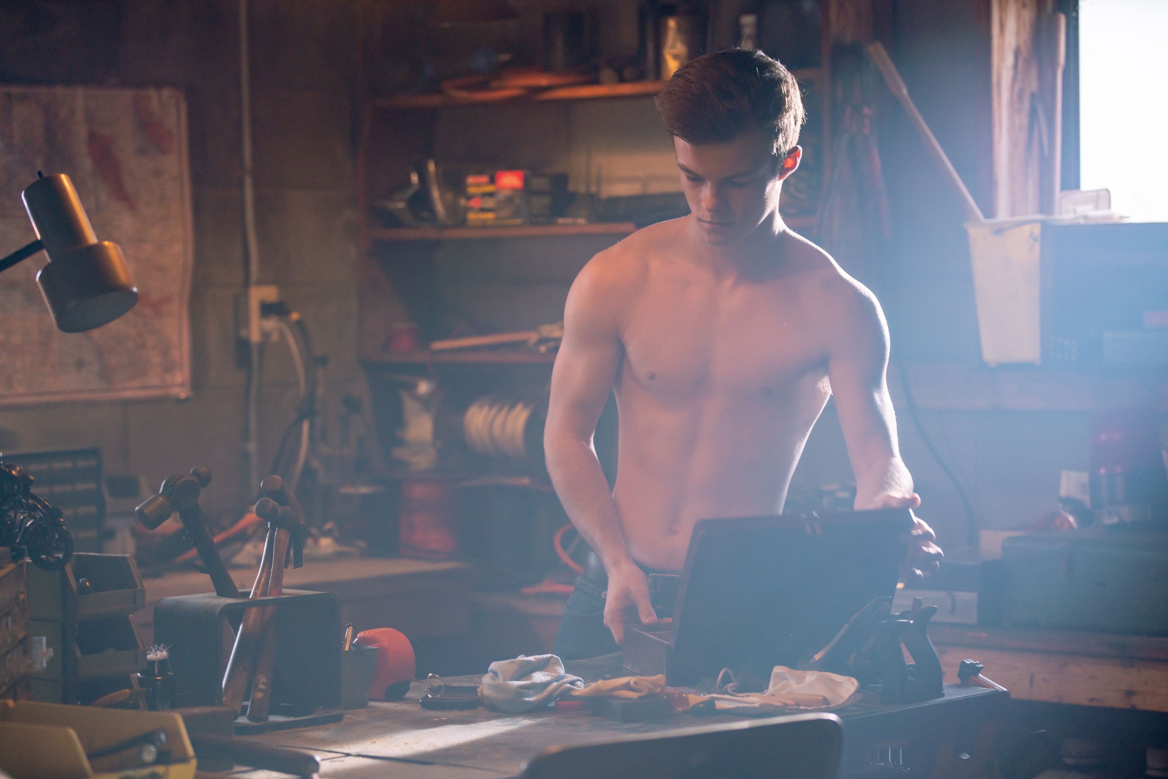 驚悚片《牠》中的反派小鮮肉尼可拉斯漢米頓不僅有一雙深邃藍眼睛，也有精實體格，在新片《觸不到的愛》與亞莉珊卓希普大談淒美人鬼戀。（威視）