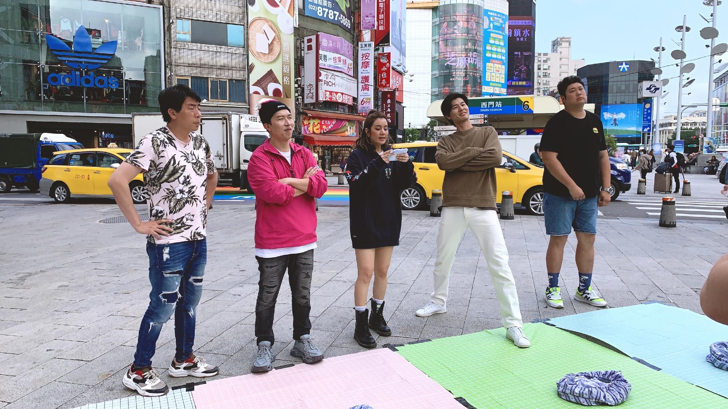 今年4月《食尚玩家》重啟並打造四個新單元，由梁赫群（左起）、張立東、莎莎、風田、哈孝遠等11人輪番主持。（TVBS提供）