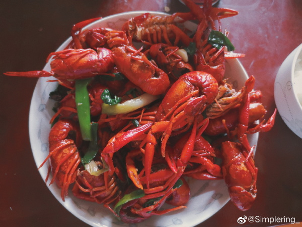 中國傳出存於甲殼類動物間的病毒，但中國人民疑似無感，照樣大啖小龍蝦。（翻攝自微博）