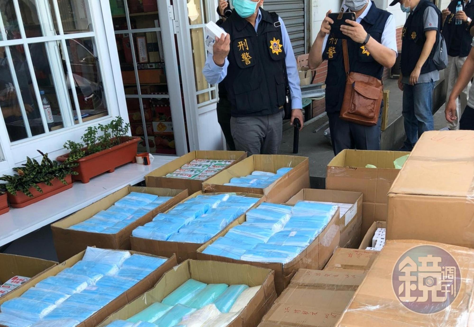 警方查扣大批口罩等防疫物資。（讀者提供）