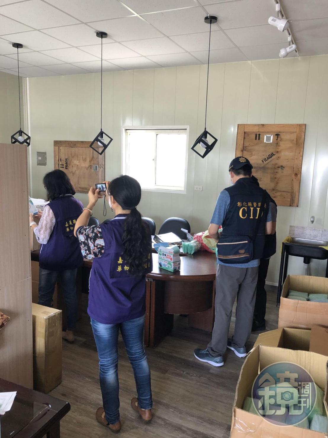 警方到紙箱工廠查緝。（讀者提供）