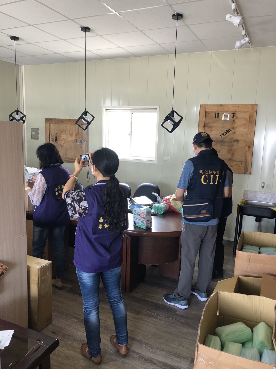 警方到紙箱工廠查緝。（讀者提供）