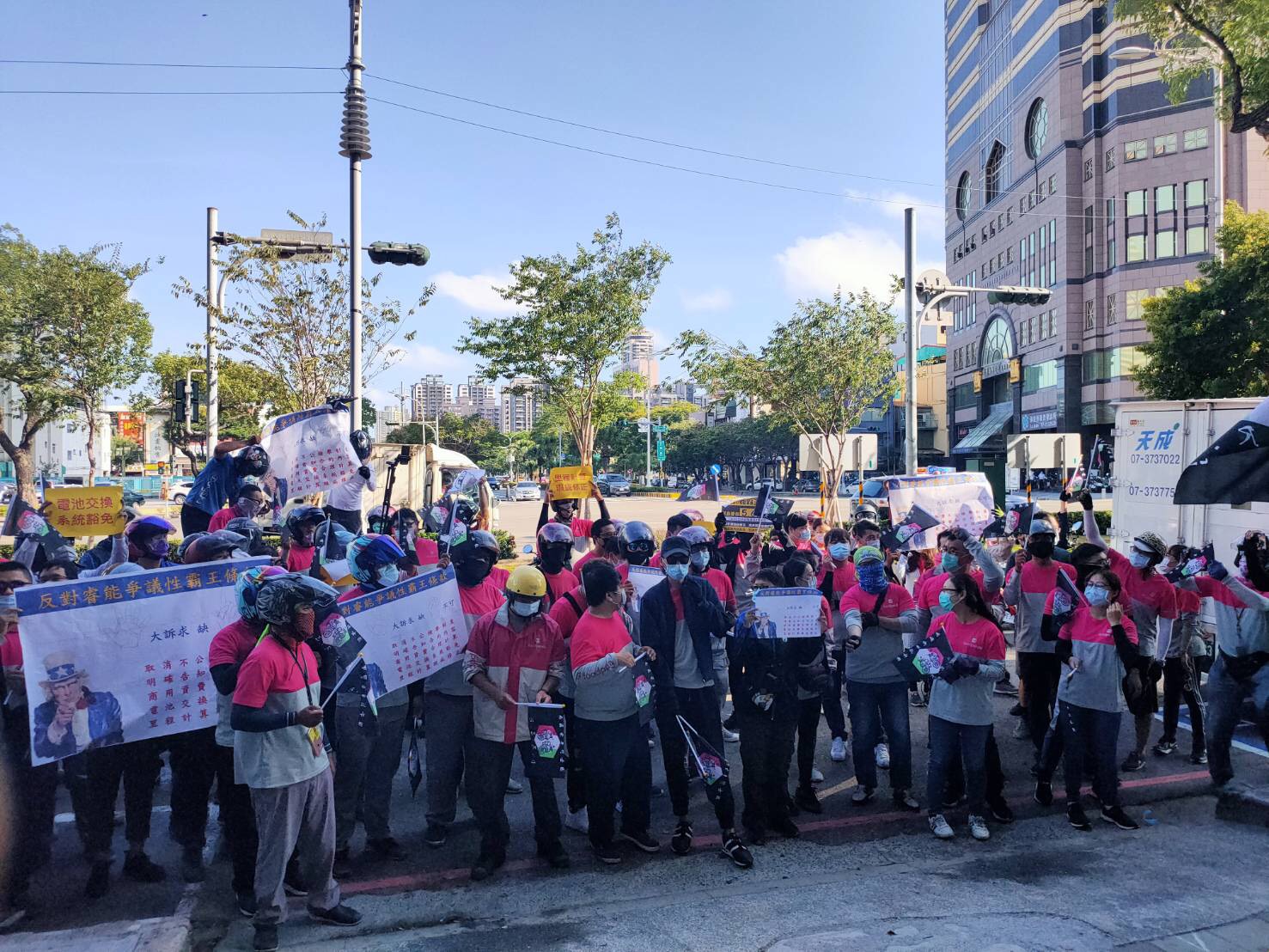 從事外送的Gogoro車主不滿業者限制吃到飽方案使用里程，群聚抗議表達訴求。（讀者提供）