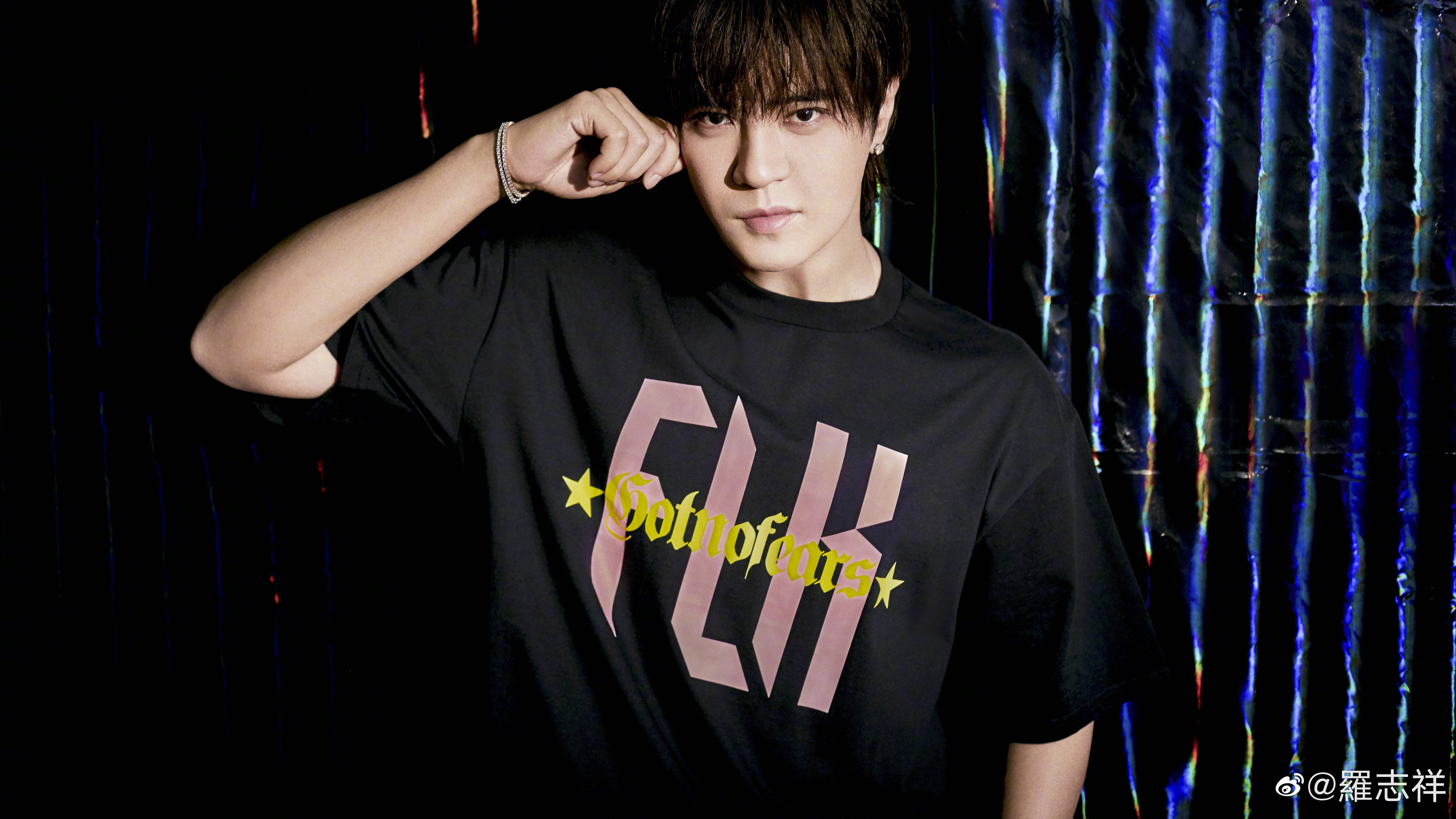 小豬被網友目擊跟助理拖著行李，到星巴克買咖啡。（翻攝自羅志祥微博）