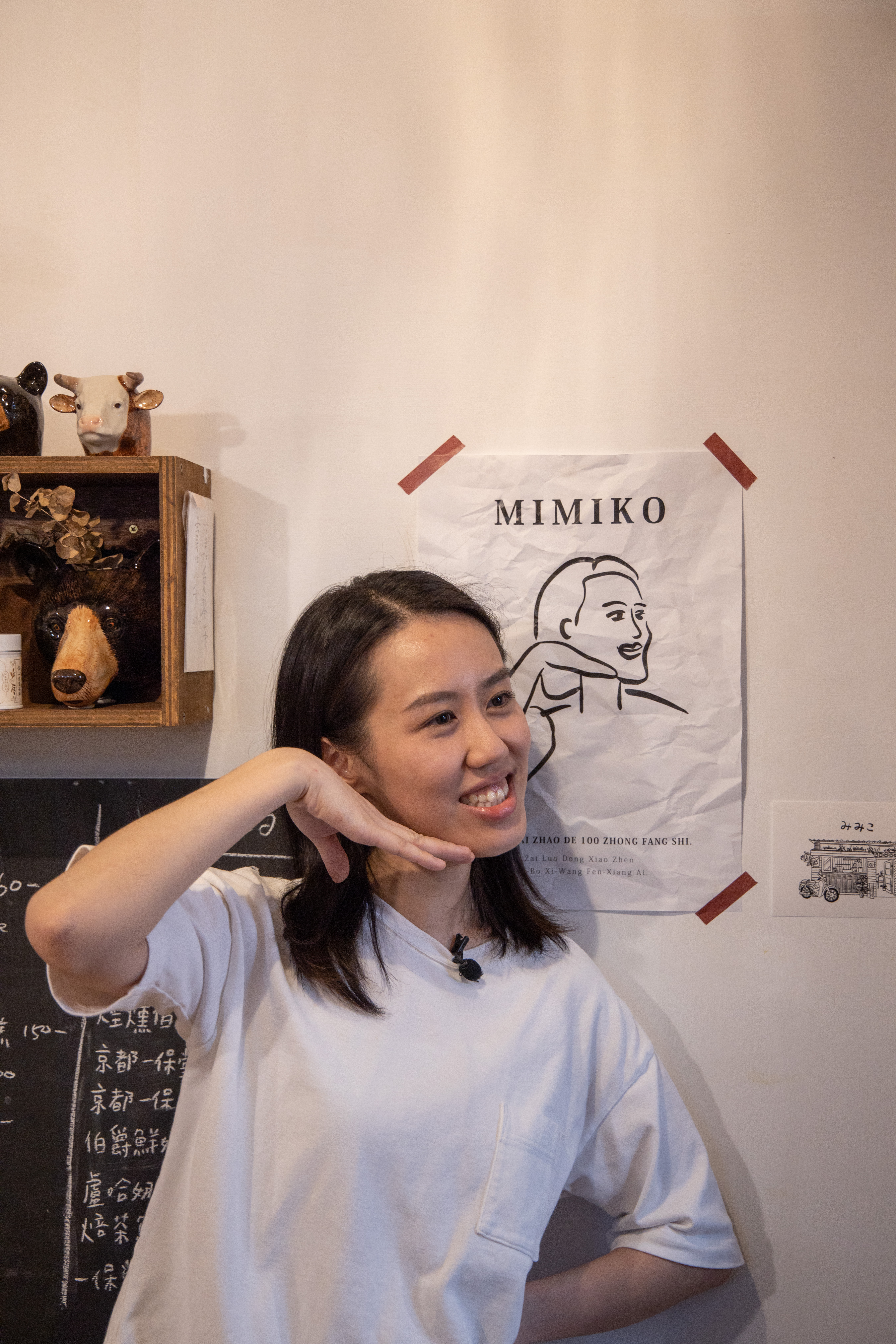 店主林美麗重現牆上畫像的拍照pose，相當可愛。