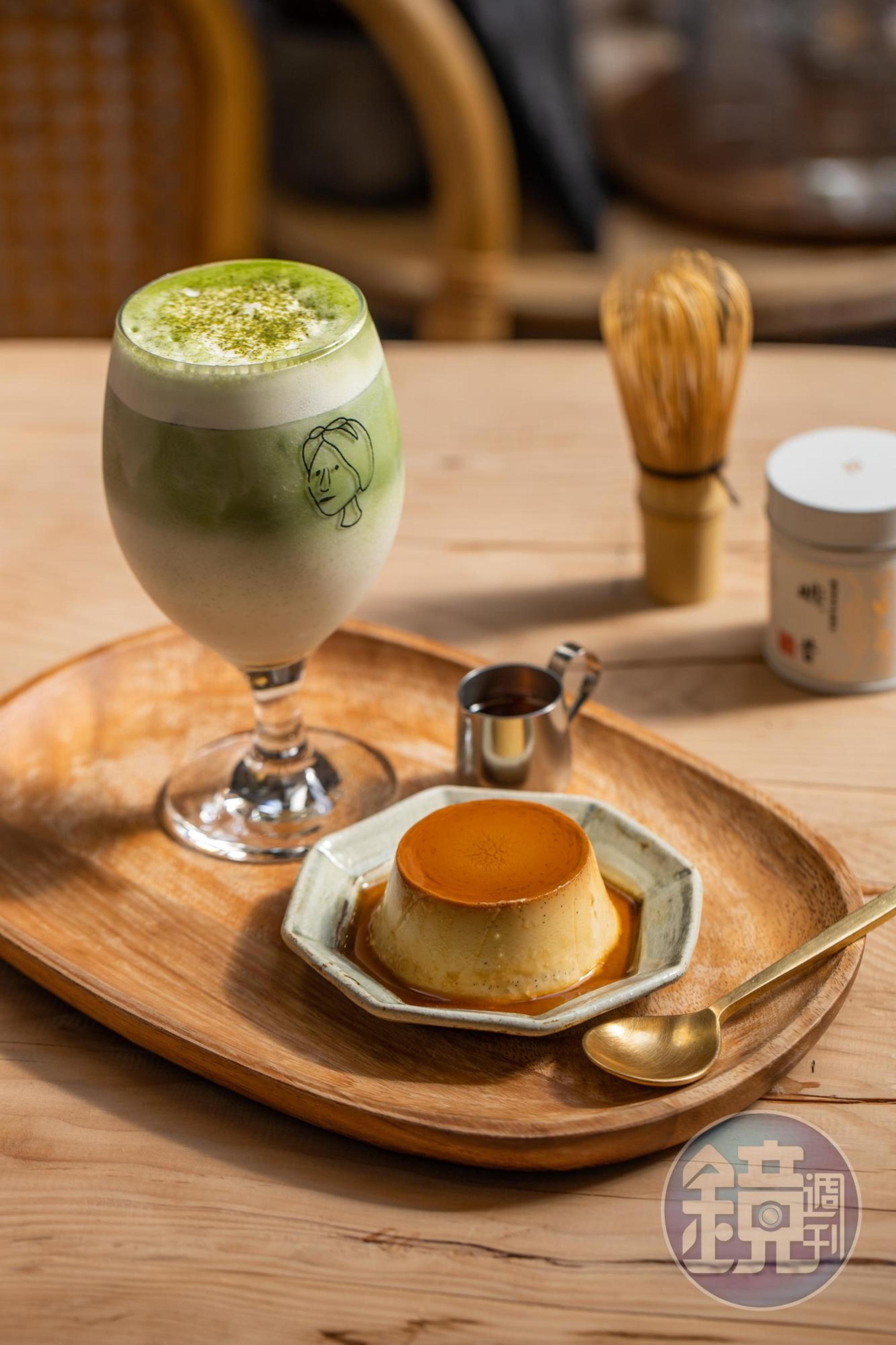 加進乳酪的「手煮焦糖乳酪布丁」(右,60元/個)細緻紮實,搭配清香無苦韻的「一保堂抹茶牛奶」(左,150元/杯),就是網美系下午茶。