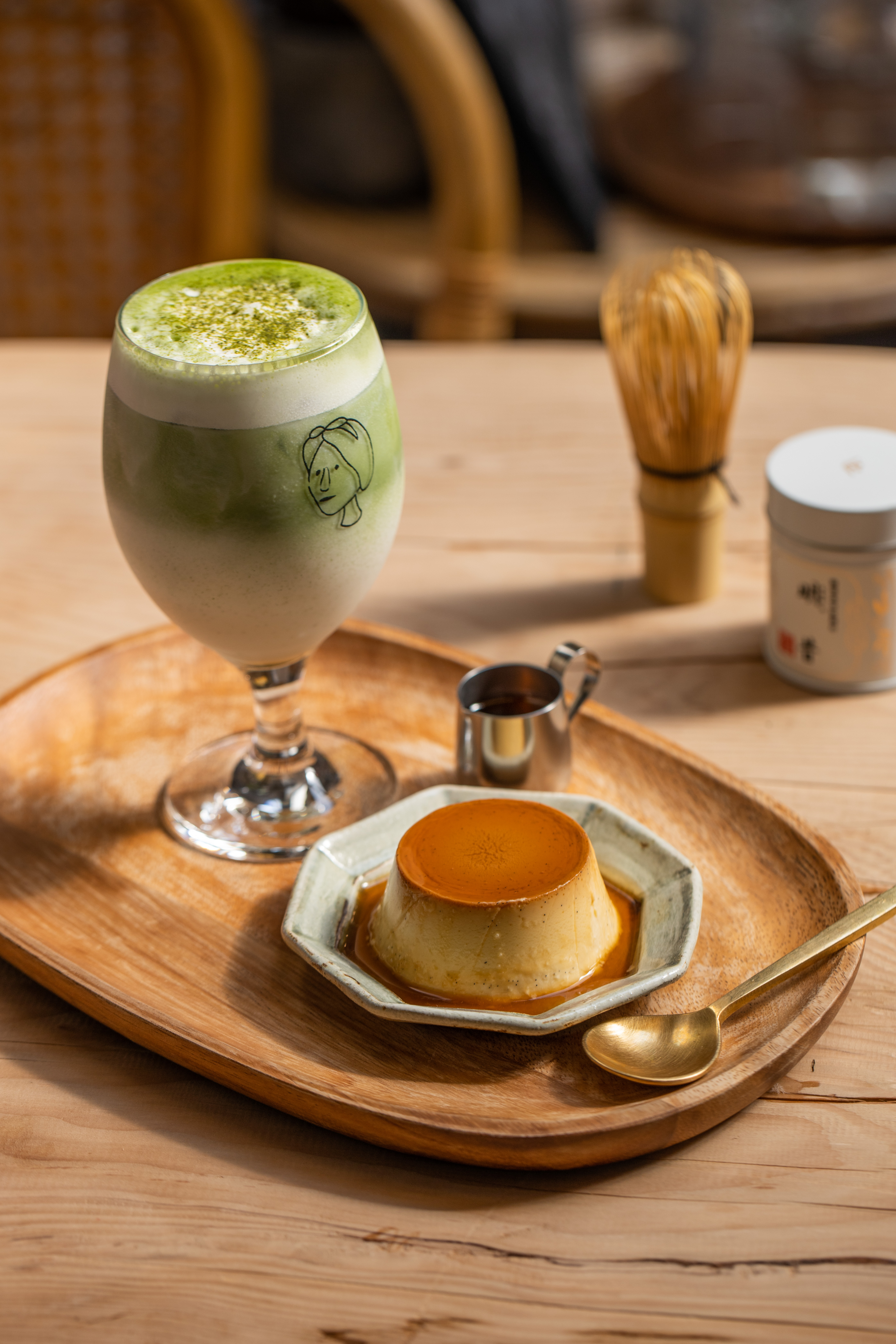 加進乳酪的「手煮焦糖乳酪布丁」（右，60元／個）細緻紮實，搭配清香無苦韻的「一保堂抹茶牛奶」（左，150元／杯），就是網美系下午茶。