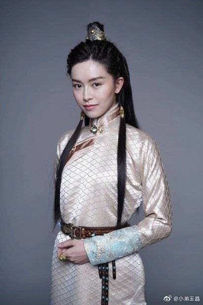 與Angelababy同期出道的港星文詠珊將飾演趙敏,趙敏在不同版本裡分別由賈靜雯、張敏等人演出,相較之下文詠珊的知名度實在偏低。(王晶微博)