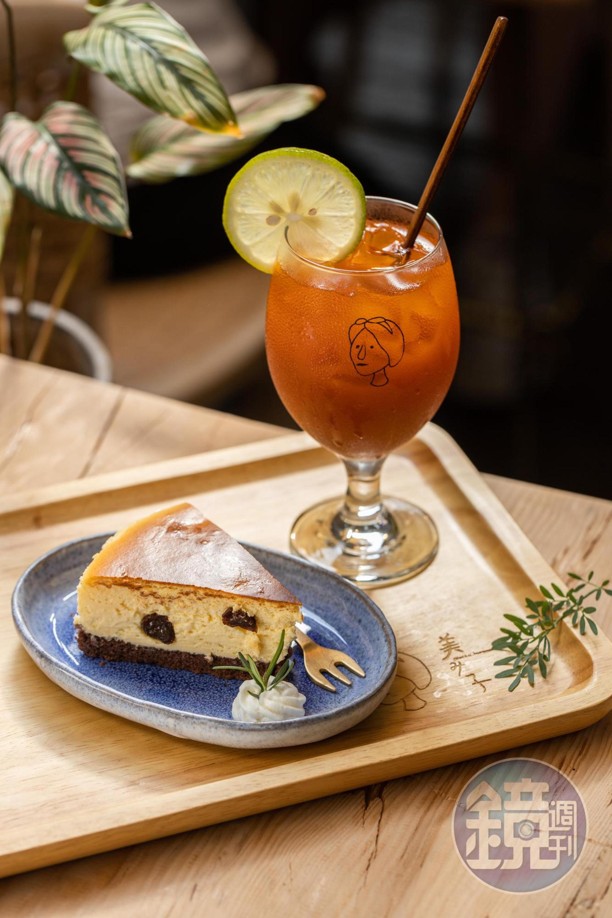 「蘭姆葡萄微醉Cheese Cake」(左,110元/份),蘭姆葡萄夠入味,巧克力海綿蛋糕取代塔皮,化口性佳。「微檸檬冰茶」(右,110元/杯)以龍眼蜜調出甜味。