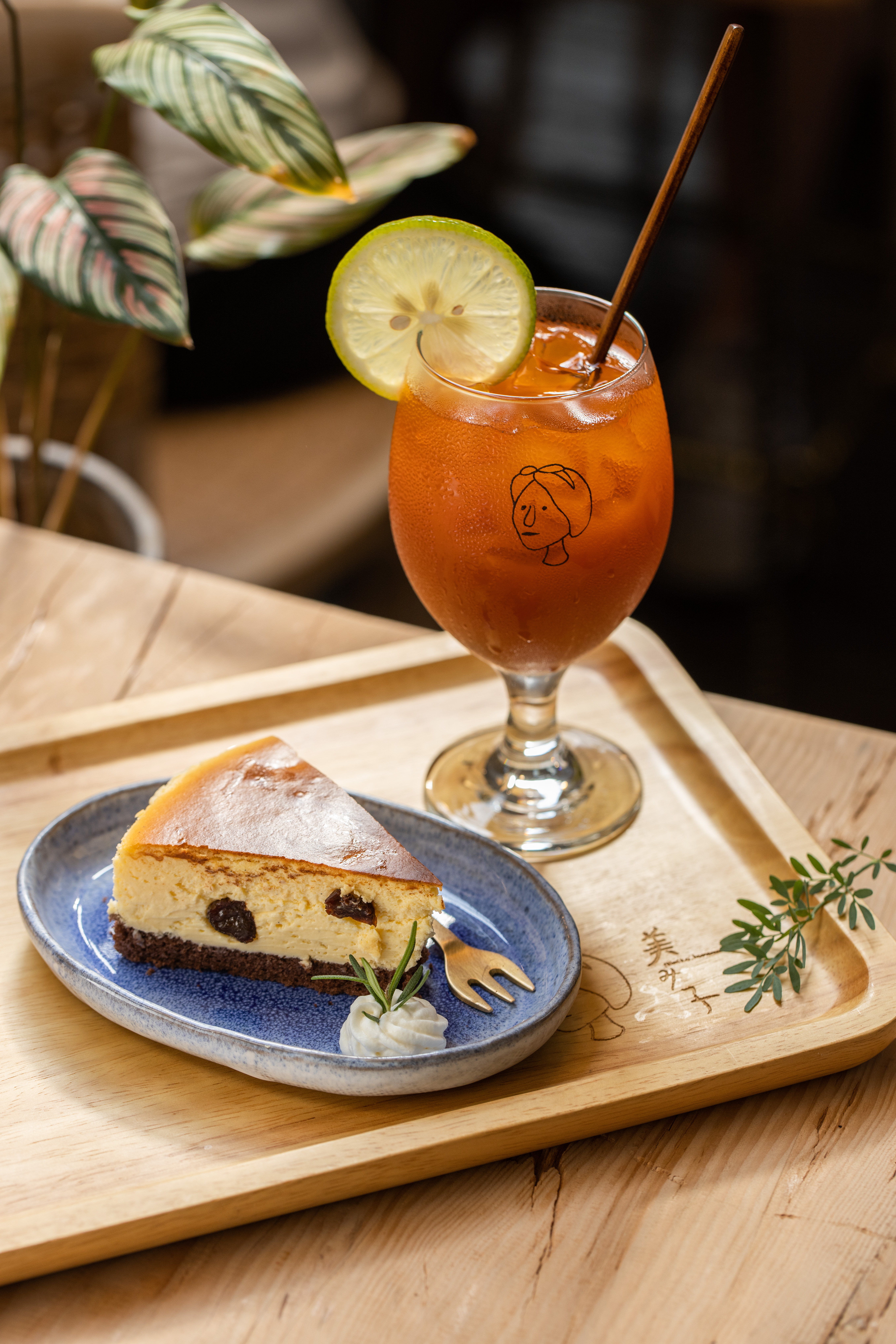 「蘭姆葡萄微醉Cheese Cake」（左，110元／份），蘭姆葡萄夠入味，巧克力海綿蛋糕取代塔皮，化口性佳。「微檸檬冰茶」（右，110元／杯）以龍眼蜜調出甜味。