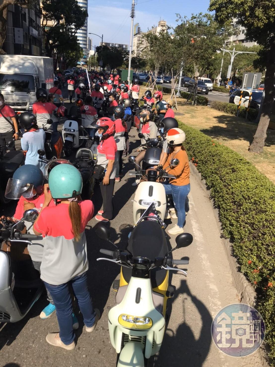 外送員不滿Gogoro對吃到飽用戶限制使用里程，上街抗議。