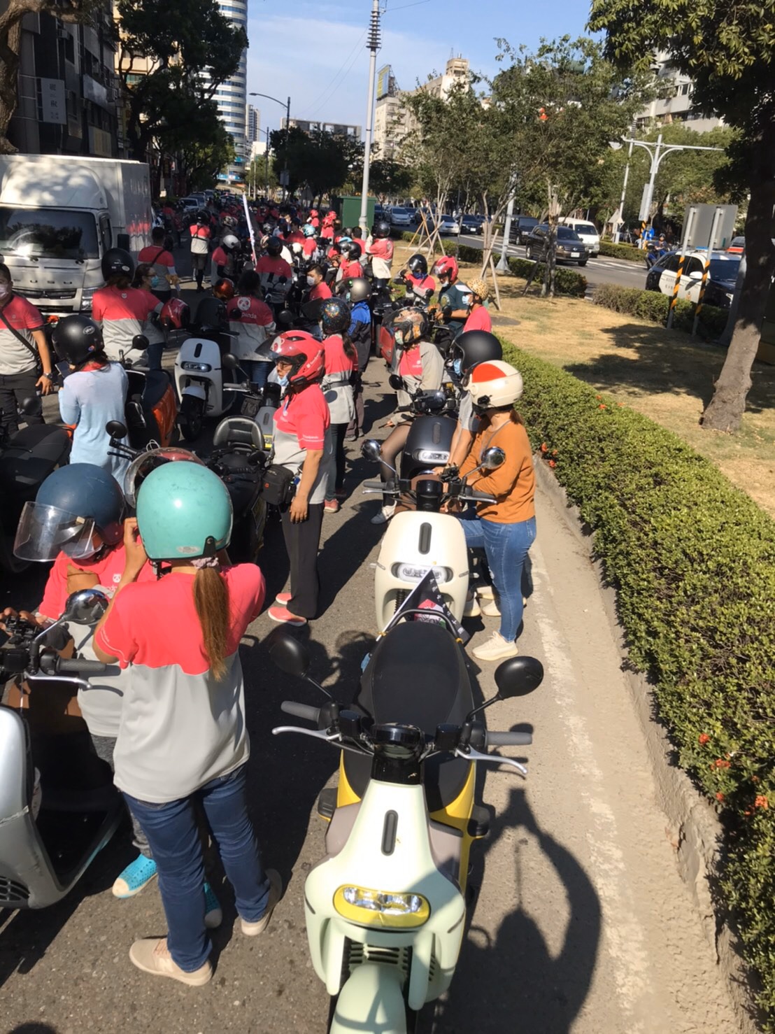外送員不滿Gogoro對吃到飽用戶限制使用里程，上街抗議。
