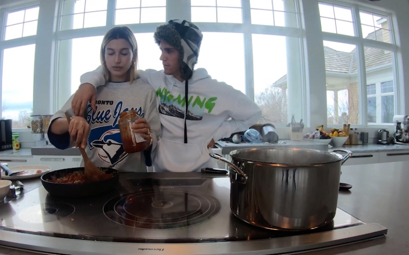 海莉（左）與小賈斯汀在家一邊煮飯，一邊談對抗憂鬱症的心得。（翻攝自Justin Beiber官方臉書）