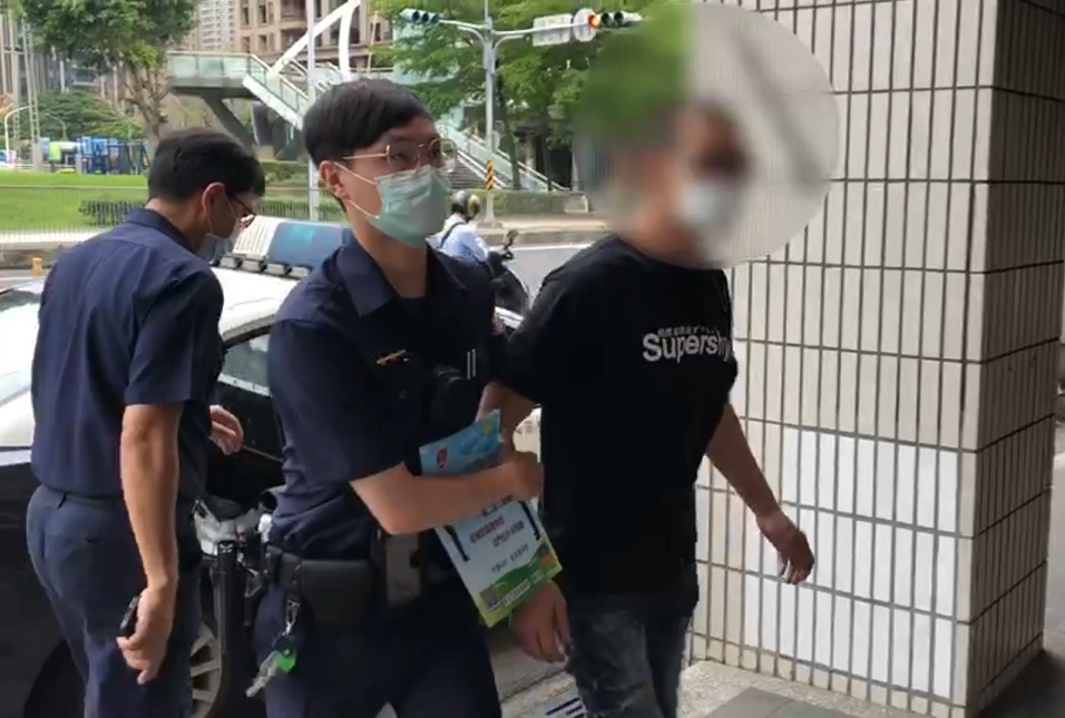 黃姓男子見李姓前女友有新歡，涉持刀押人談判遭逮捕。（翻攝畫面）