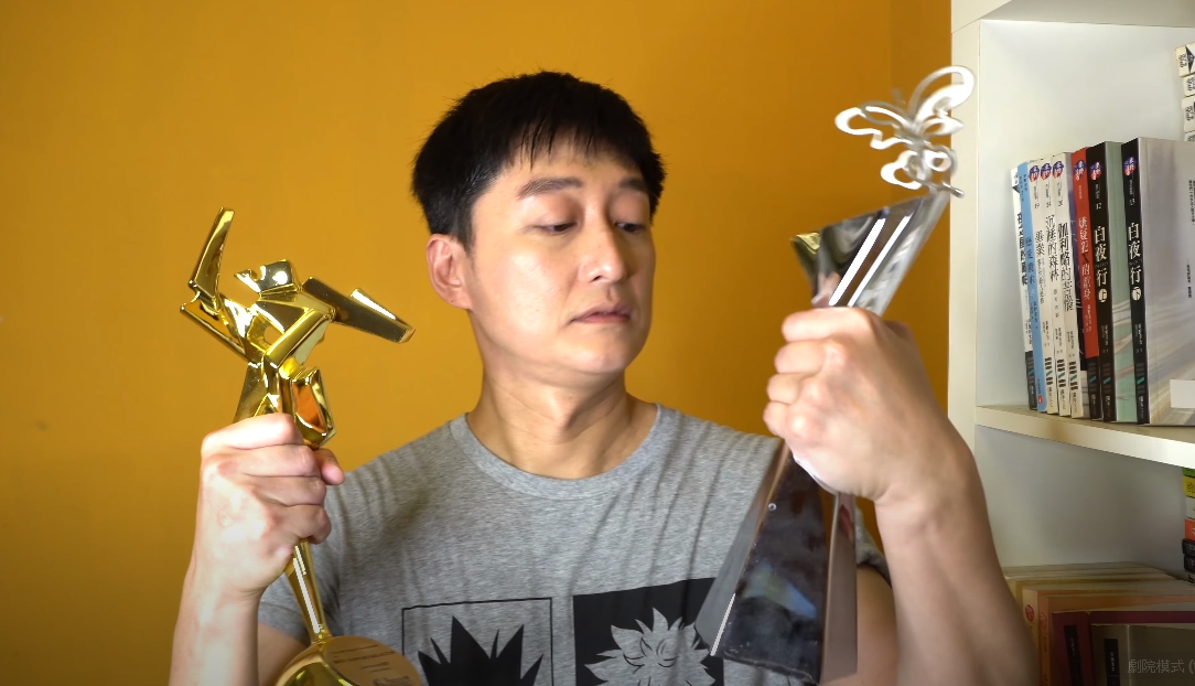 男星柯宇綸拍影片分享自己的電影片酬。(翻攝自柯柯Class YouTube頻道)