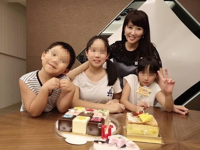 蔡沁瑜(後排)的大女兒波妞(前排中)2歲時發現罹患血癌,自此開始艱辛的抗癌之路。(翻攝自波妞爸臉書)
