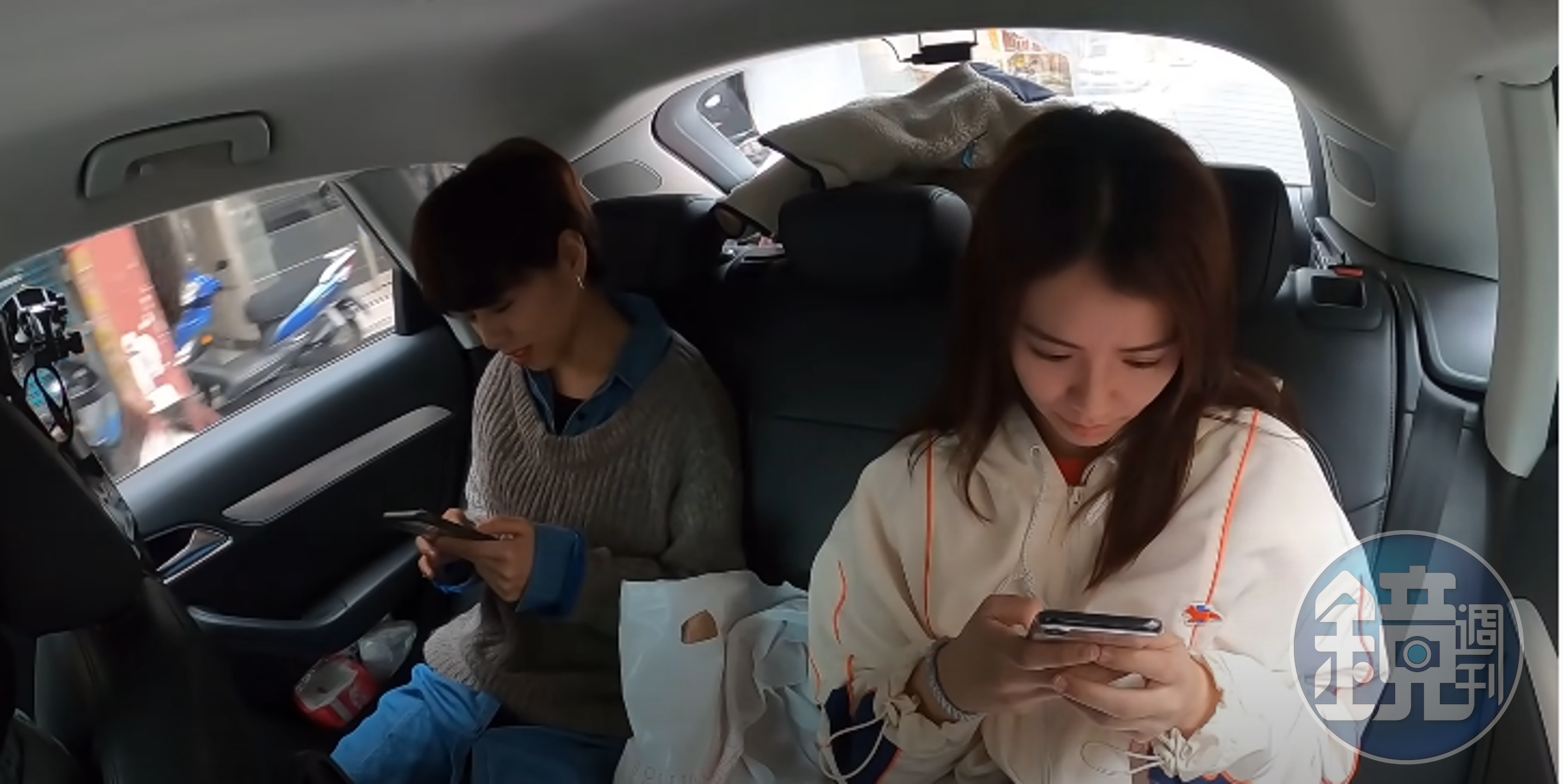 宋芸樺、夏于喬乘坐後座玩手機，竟然沒繫安全帶。（翻攝自劉品言YouTube）