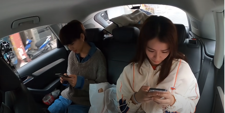 宋芸樺、夏于喬乘坐後座玩手機，竟然沒繫安全帶。（翻攝自劉品言YouTube）