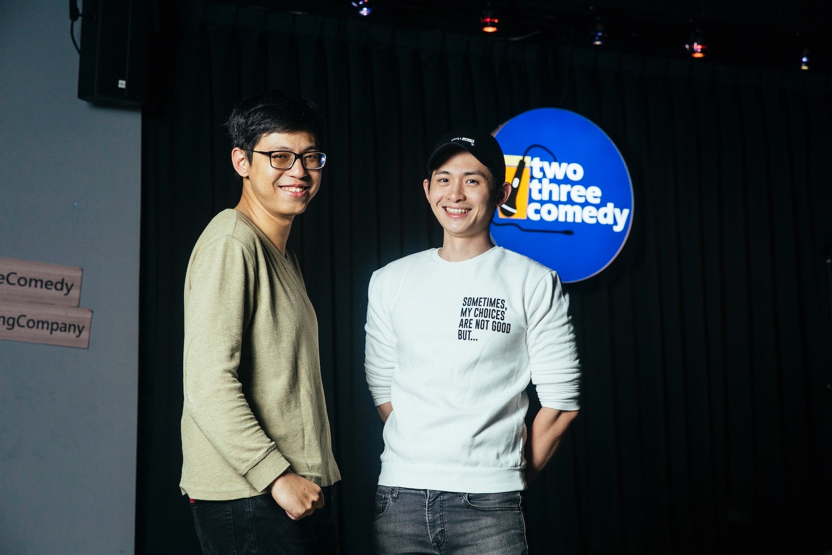 博恩（右）和微笑丹尼因站立喜劇結緣，去年成立台灣首家中英文喜劇酒吧二三喜劇俱樂部。 