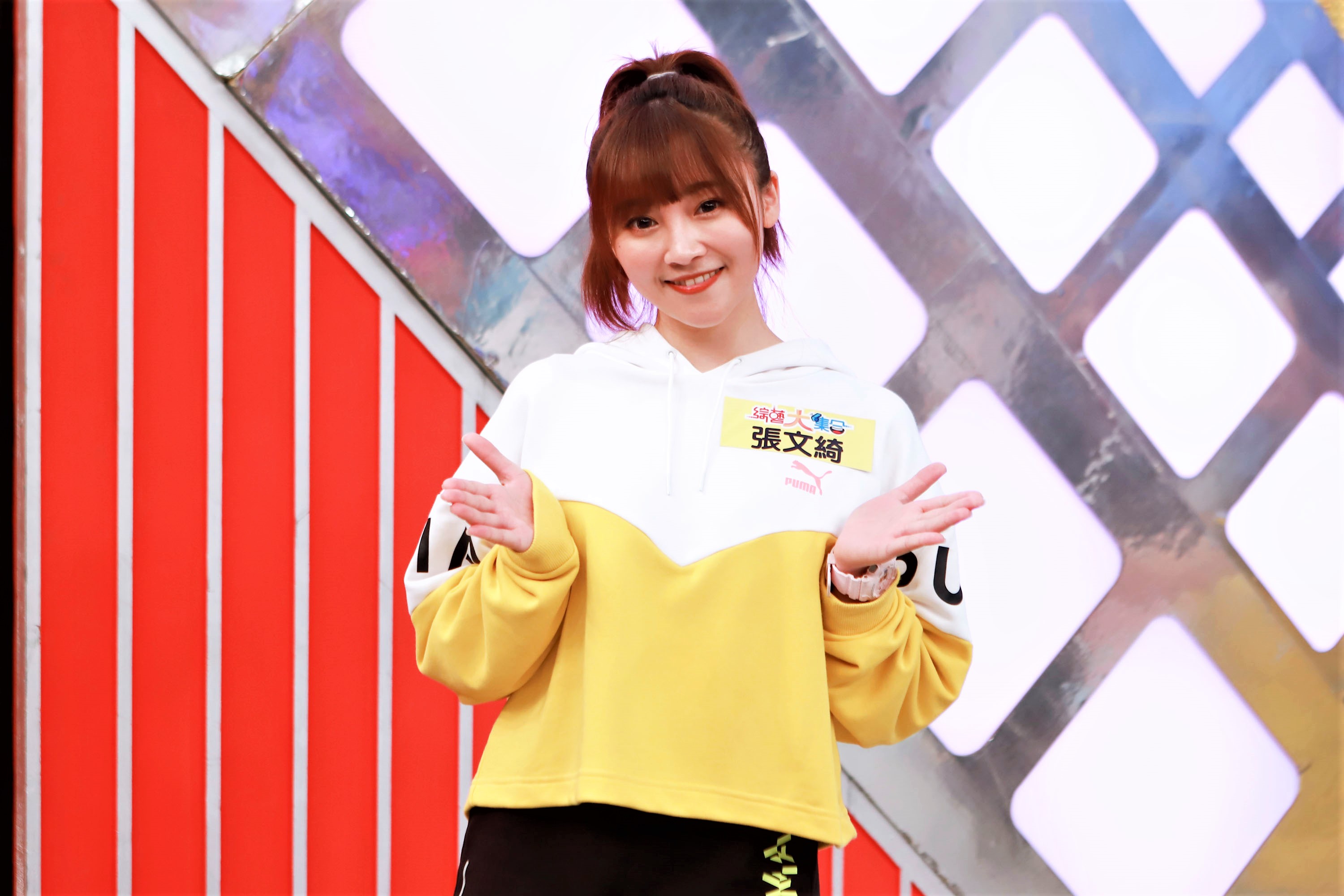 張文綺工作滿滿，收入卻全交給母親。（民視提供）