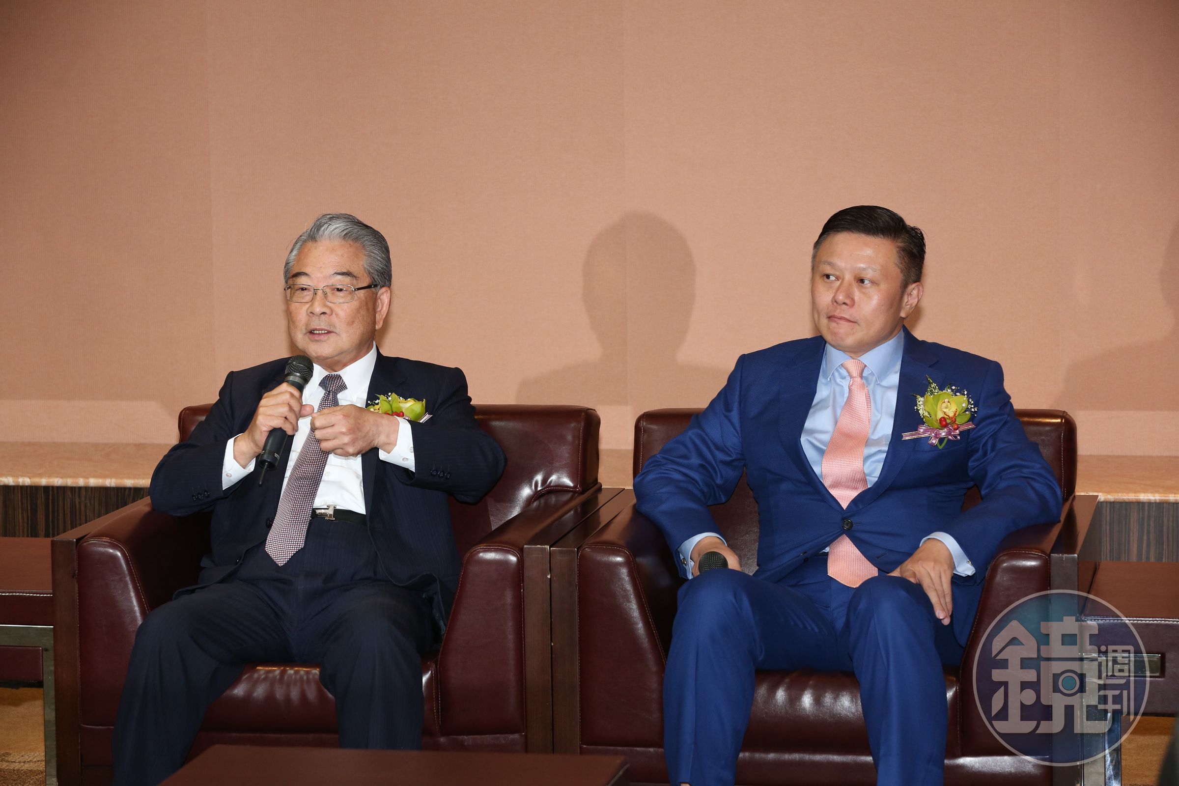 金寶今天下午公告，總經理沈軾榮（右）請辭，職務由董事長許勝雄（左）兼任。