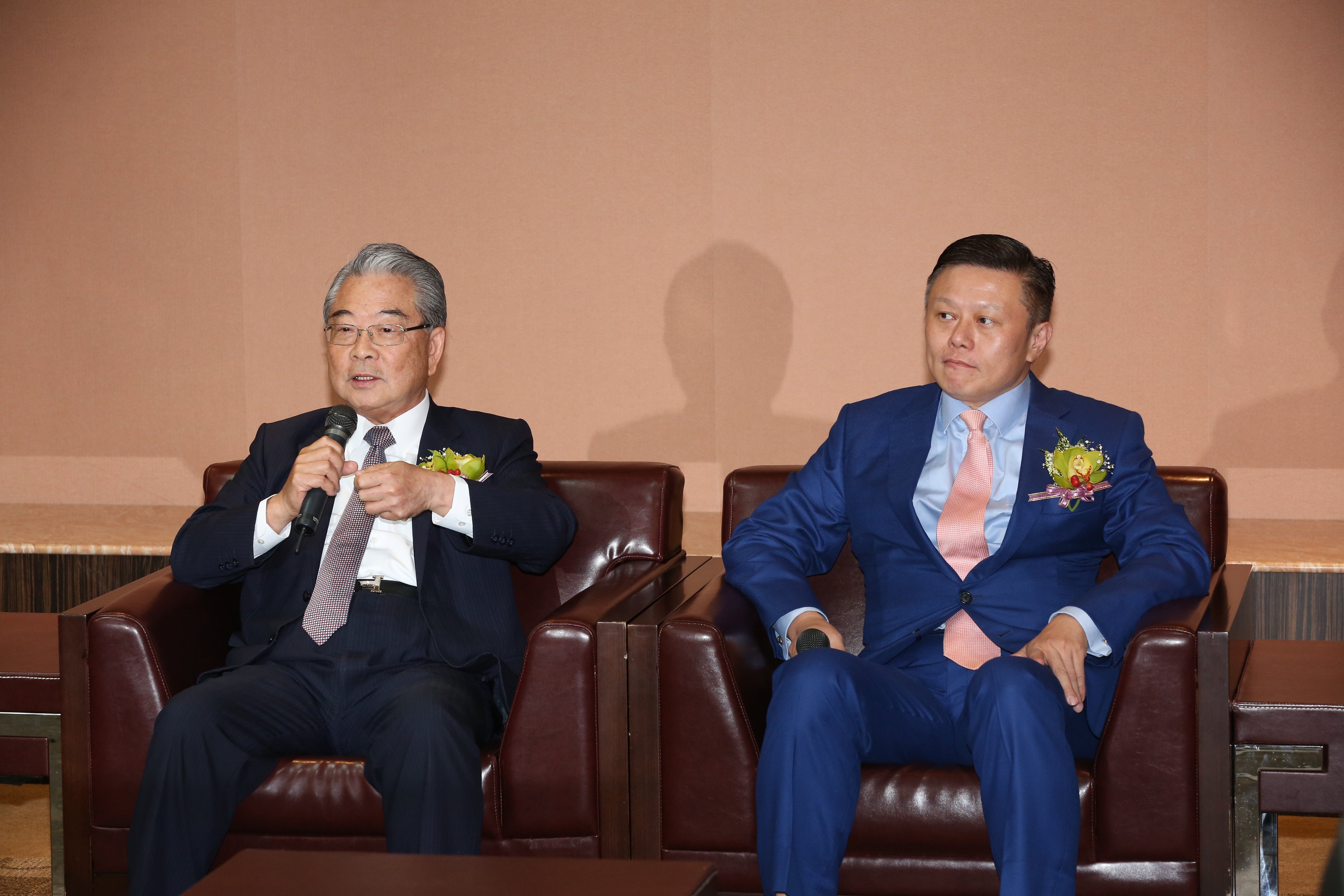 金寶今天下午公告，總經理沈軾榮（右）請辭，職務由董事長許勝雄（左）兼任。