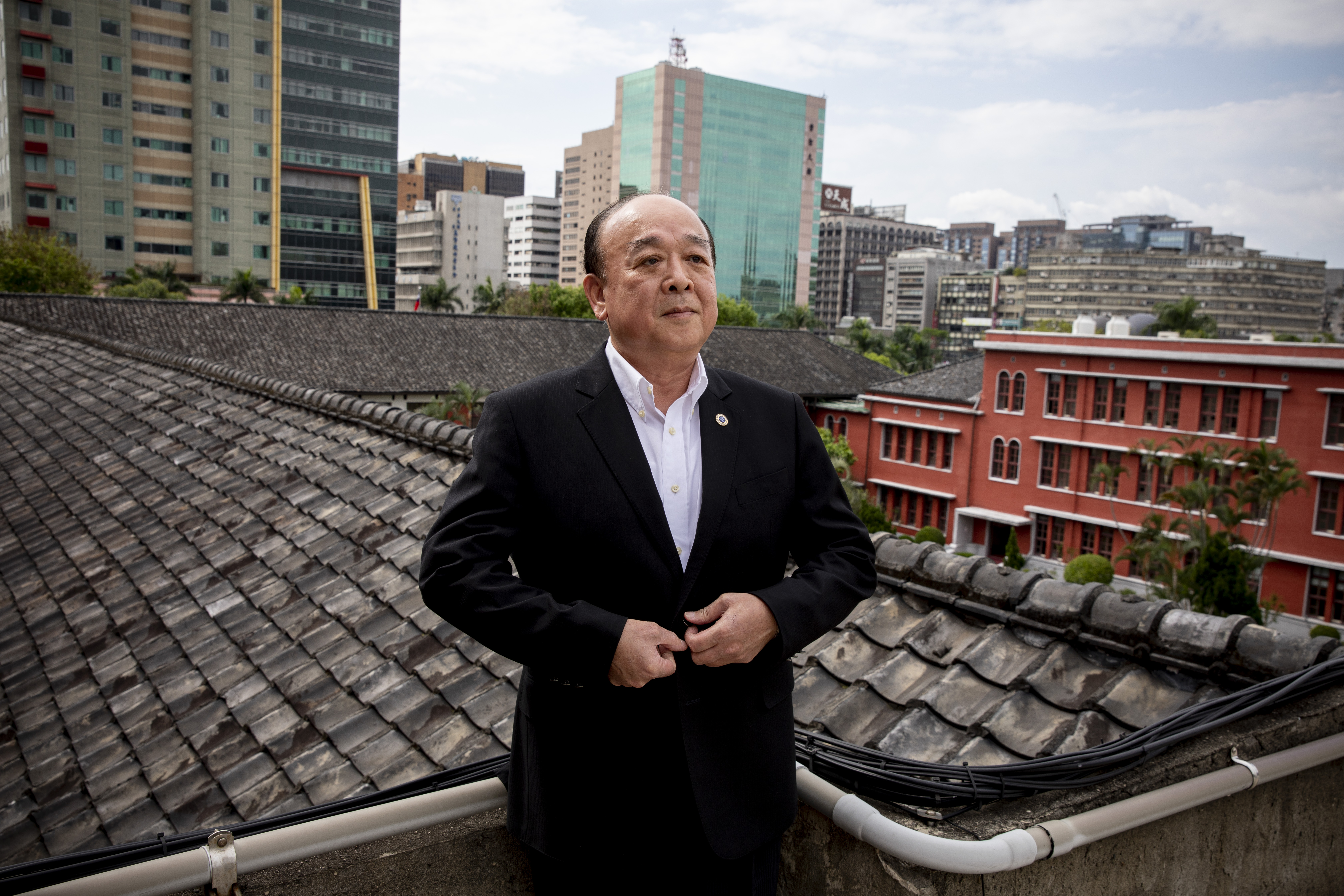 新科立委吳斯懷工作幾乎滿檔。這天，他在質詢空檔隨我們來到立法院紅樓頂樓拍照，不時催著「快快快」，原來當天緊接在我們之後，還有另一家媒體專訪。