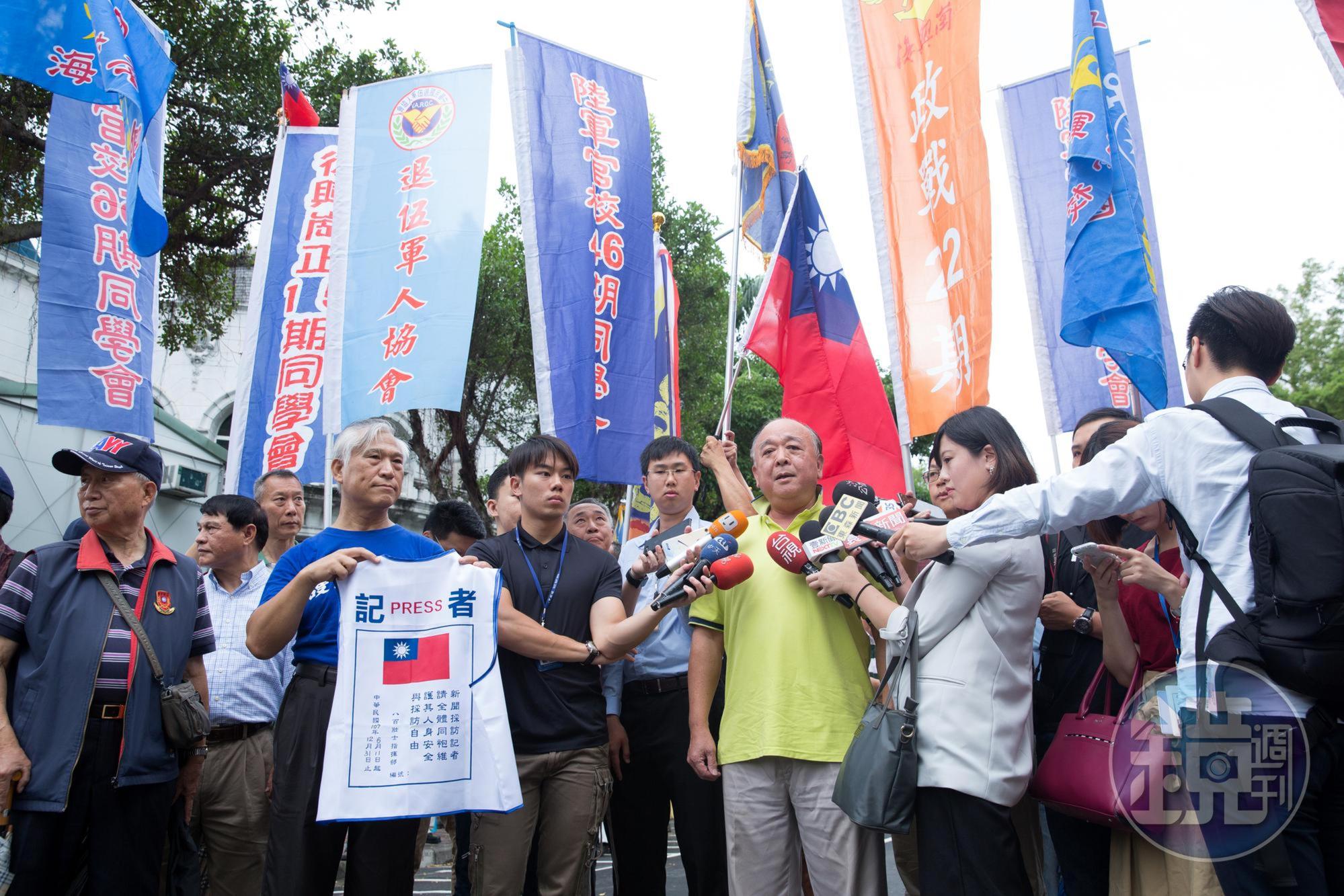 2018年6月,立法院召開臨時會審查軍人年改案,反年改團體「800壯士」到場集結,吳斯懷當時接受媒體聯訪,批評政府把軍人當免洗筷,用過就丟。