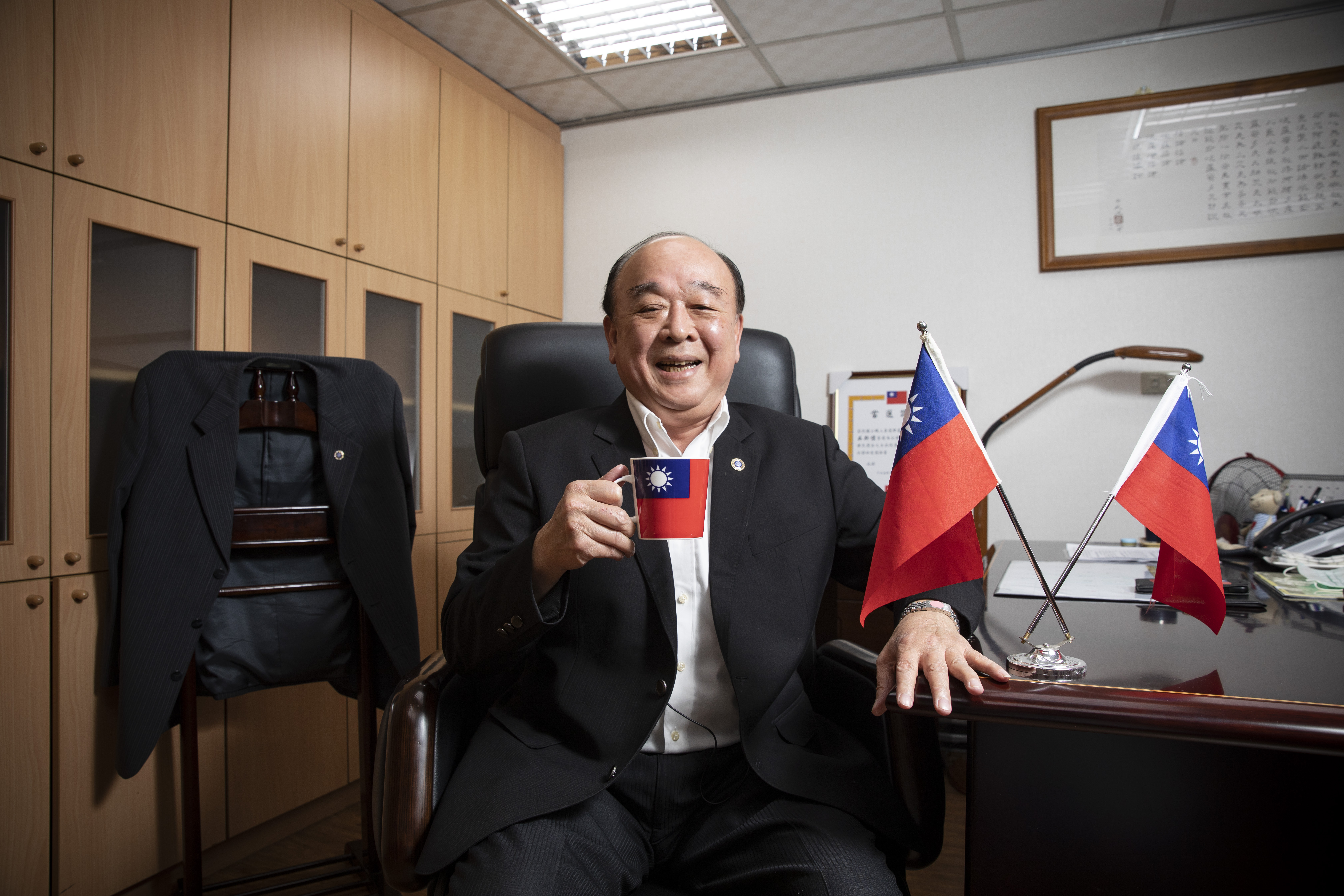 吳斯懷說他熱愛國旗，除了住家有超大國旗，辦公室內亦有許多國徽和國旗小物。