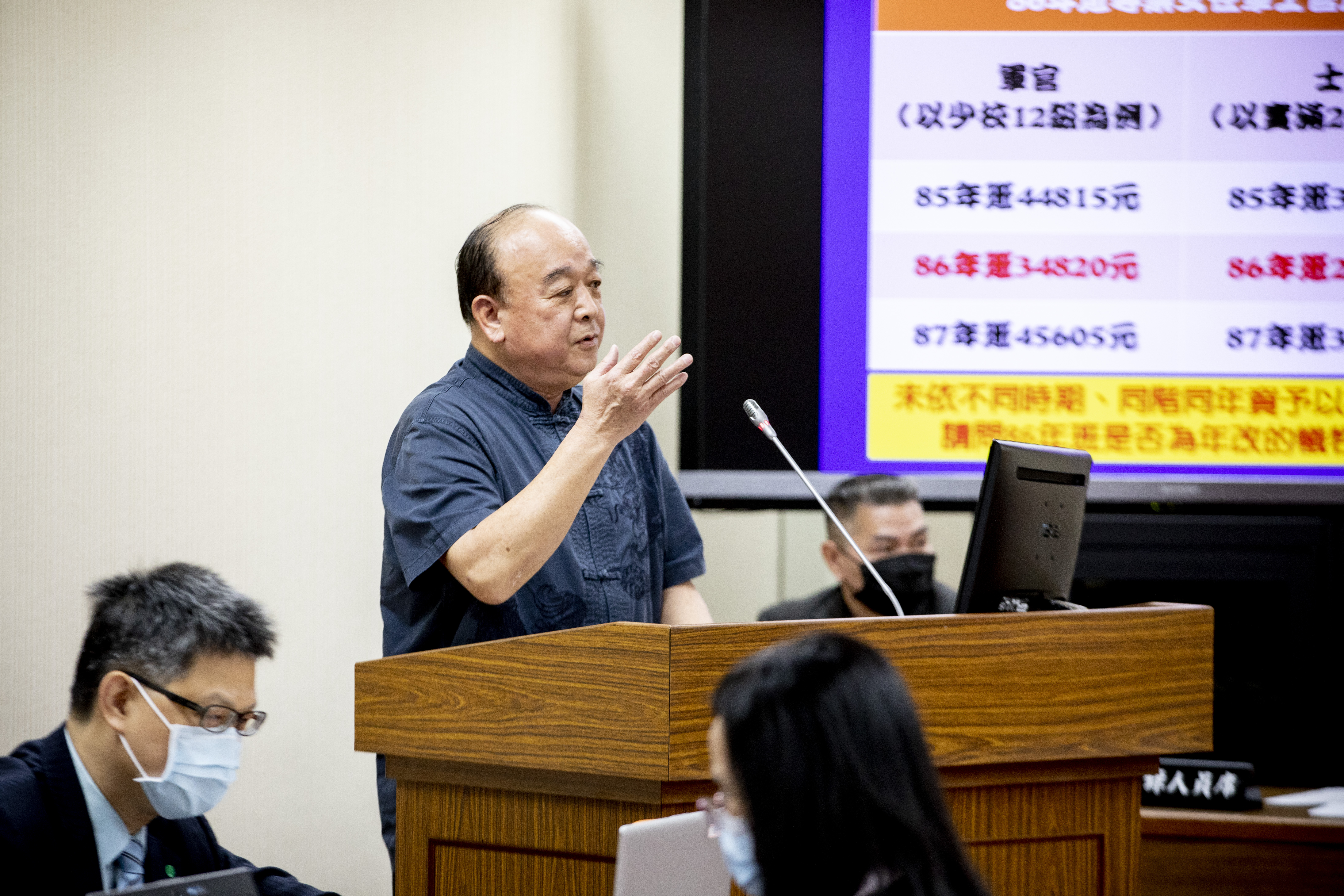 無緣國防委員會的吳斯懷，進了衛環委員會，從書面質詢到口頭質詢都被外界檢視。