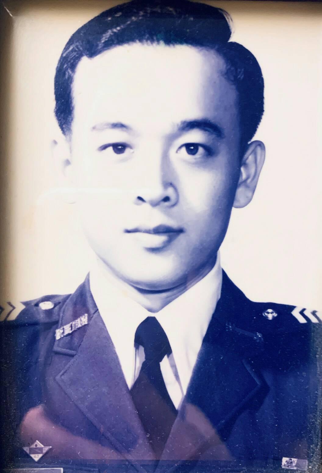 「這是我。我也曾經年輕過。」吳斯懷秀出就讀軍校時的照片,又說了冷笑話,「我太太說要申請國賠。二十多歲那麼帥,現在操成這個樣子。頭髮都沒了,呵呵呵。」(吳斯懷提供)